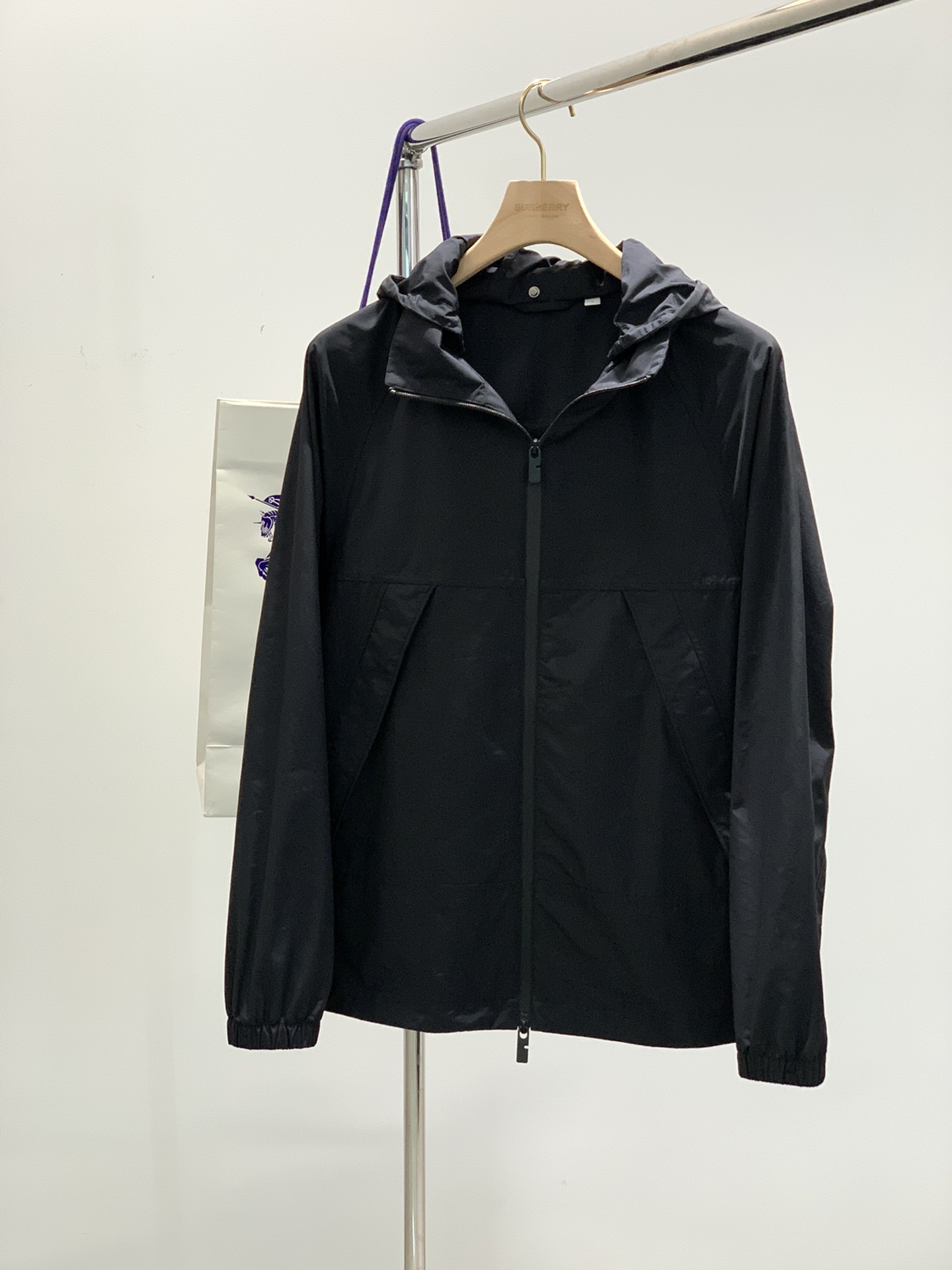 NO:119687,,Burberry Burberry, the latest spring products, available at the counter at the same time, original singles, fashionable and casual hooded jacket, imported original fabric, comfortable and breathable upper body, top-grade embroidery craft letter pattern decoration logo, original hardware and auxiliary decoration, extremely high grade, comfortable and versatile, top-body handsome, yard M-3XL, ,burberry, burberry, jackets & coats,hats,alexander wang19860909,Burberry 巴宝莉,春季最新品,专柜同步有售,原单狠货,时尚休闲连帽外套,进口原版面料,上身舒适透气,顶级刺绣工艺字母图案装饰logo,原版五金辅料装饰,档次极高,舒适百搭,上身帅气十足,码数M-3XL,,burberry,burberry,jackets & coats,hats,alexander wang,Men's clothing