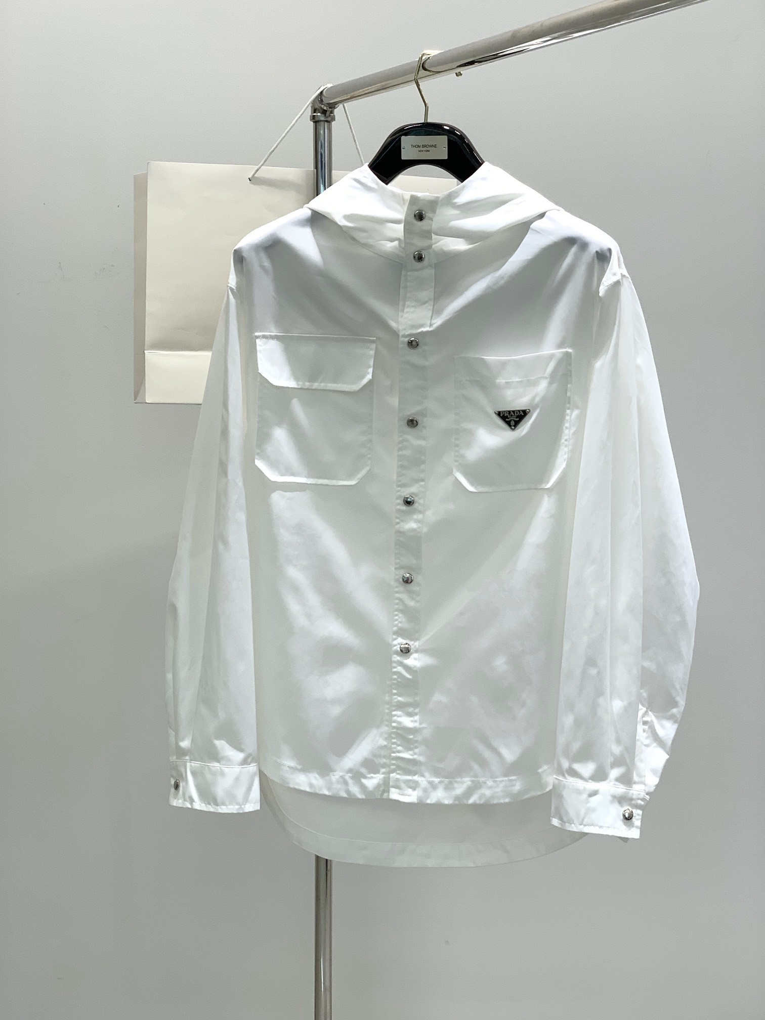 NO:119693,,PRADA Prada, the latest spring products, available at the counter at the same time, fashionable and casual lapel jackets, imported original fabrics, extremely complex workmanship, the only channel that can be used as a purchasing agent level, top-level glue printing craft letter pattern logo, original hardware and auxiliary decoration, extremely high grade, comfortable and versatile, handsome and stylish upper body, 2 colors recommendation, code number M-3XL,,prada,prada, jackets & coats,alexander wang19860909,PRADA 普拉达,春季最新品,专柜同步有售,时尚休闲翻领外套,进口原版面料,做工极为复杂,唯一可以做代购级别的渠道狠货,顶级印胶工艺字母图案logo,原版五金辅料装饰,档次极高,舒适百搭,上身帅气有型,2色推荐,码数M-3XL,,prada,prada,jackets & coats,alexander wang,Men's clothing