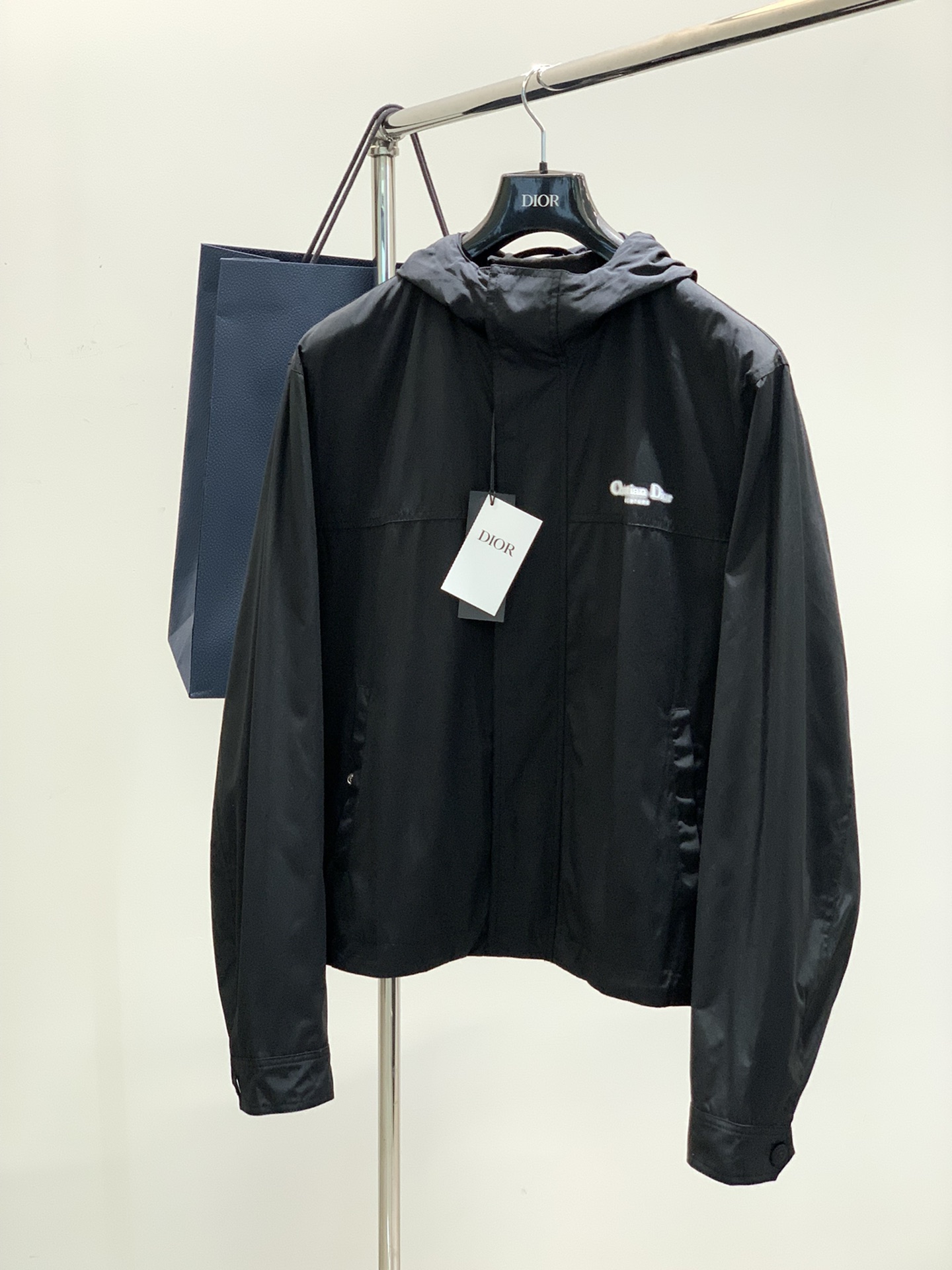 NO:119684,,Dior Dior, new spring products, available at the same time for counters, simple and fashionable casual hooded jacket, original imported fabric, comfortable and breathable, top-grade printing craft letter pattern logo, original hardware and auxiliary decoration, extremely high-end, unique design, fashionable and handsome on the upper body!  S-XL, dior, dior, jackets & coats, hats, alexander wang19860909,Dior 迪奥, 春季新品,专柜同步有售,简约时尚休闲连帽外套,原版进口面料,舒适透气,顶级印花工艺字母图案logo,原版五金辅料装饰,档次极高,独特设计,上身时尚帅气！码数S-XL,,dior,dior,jackets & coats,hats,alexander wang,Men's clothing