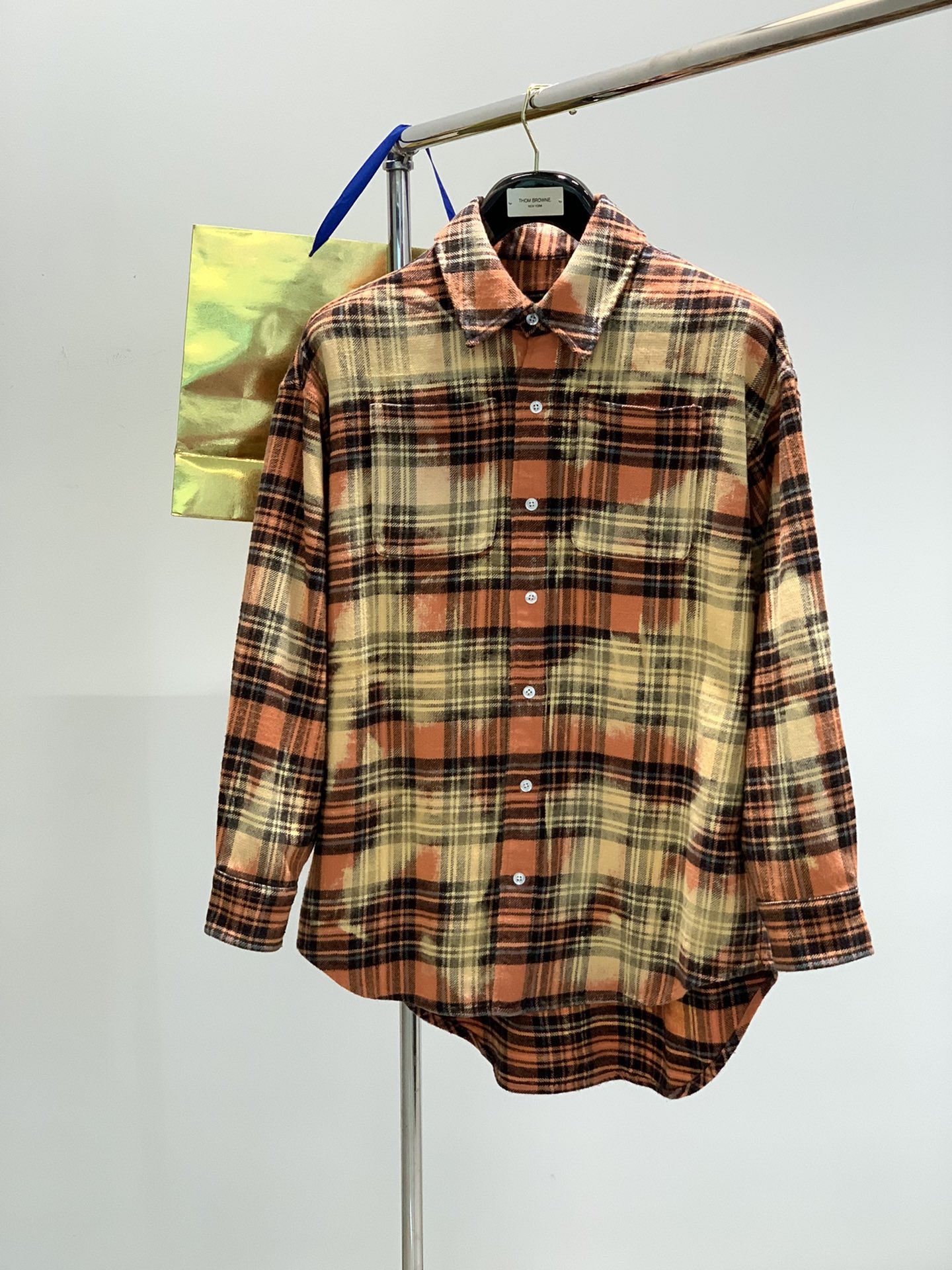 NO:119699,,R13, new spring products, special counters are available at the same time, original singles, fashionable casual shirt jackets, imported original fabrics, top-grade printed craft letter pattern logo, unique design, counter looks, fashionable and handsome upper body, original hardware accessories decoration, code S-XL,, jackets & coats, shirts, alexander wang19860909,R13,春季新品,专柜同步有售,原单狠货,时尚休闲衬衫外套,采用进口原版面料,顶级印花工艺字母图案logo,独特设计,专柜卖相,上身时尚帅气,原版五金辅料装饰,码数S-XL,,jackets & coats,shirts,alexander wang,Men's clothing