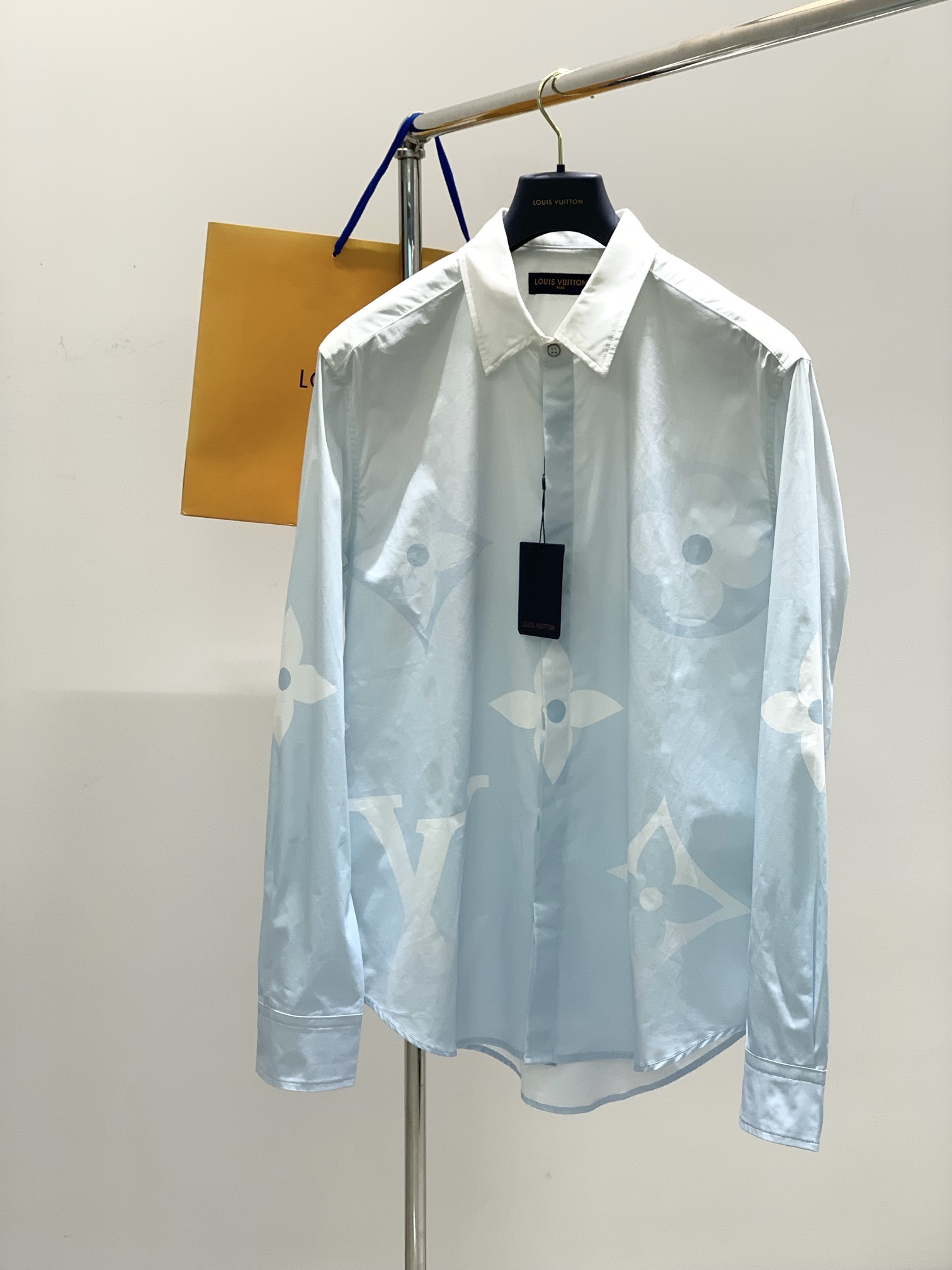 NO:119681,,LouisVuitton, the latest spring model, available at the counter at the same time, original single product, fashionable and casual long-sleeved shirt, very distinctive on the upper body!  Eye-catching and highlighted, imported original fabric, top-level printed craft letter pattern decorative logo, simple but not lacking in fashion, classic and atmospheric, comfortable and breathable, handsome and stylish on the upper body, S-XL,, louis vuitton, louis vuitton, shirts, alexander wang19860909,LouisVuitton 路易威登,春季最新款,专柜同步有售,原单狠货,时尚休闲长袖衬衫,上身很有特点！吸睛而有亮点,进口原版面料,顶级印花工艺字母图案装饰Logo,简单而不失时尚,经典大气,舒适透气,上身帅气有型,码数S-XL,,louis vuitton,louis vuitton,shirts,alexander wang,Men's clothing