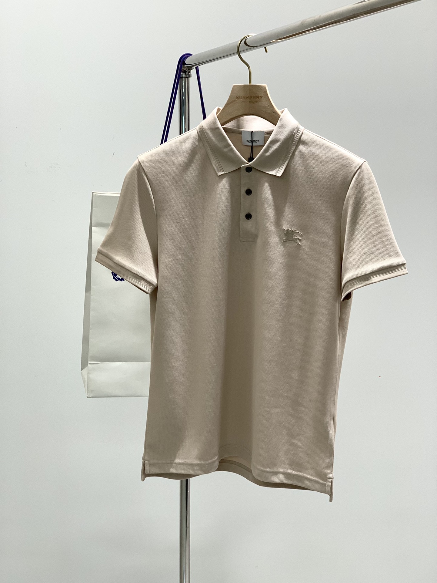 NO:119701,,Burberry Burberry, the latest summer products, available at the counter at the same time, original singles, fashionable and casual lapel short-sleeved T-shirt, imported original fabric, comfortable and breathable upper body, top-grade embroidery craft letter pattern decoration logo, extremely high grade, comfortable and versatile, handsome upper body, 4 colors recommendation, code number M-3XL, ,burberry, burberry, T-shirt,tees, t-shirt,alexander wang19860909,Burberry 巴宝莉,夏季最新品,专柜同步有售,原单狠货,时尚休闲翻领短袖T恤,进口原版面料,上身舒适透气,顶级刺绣工艺字母图案装饰logo,档次极高,舒适百搭,上身帅气十足,4色推荐,码数M-3XL,,burberry,burberry,T-shirt,tees，t-shirt,alexander wang,Men's clothing