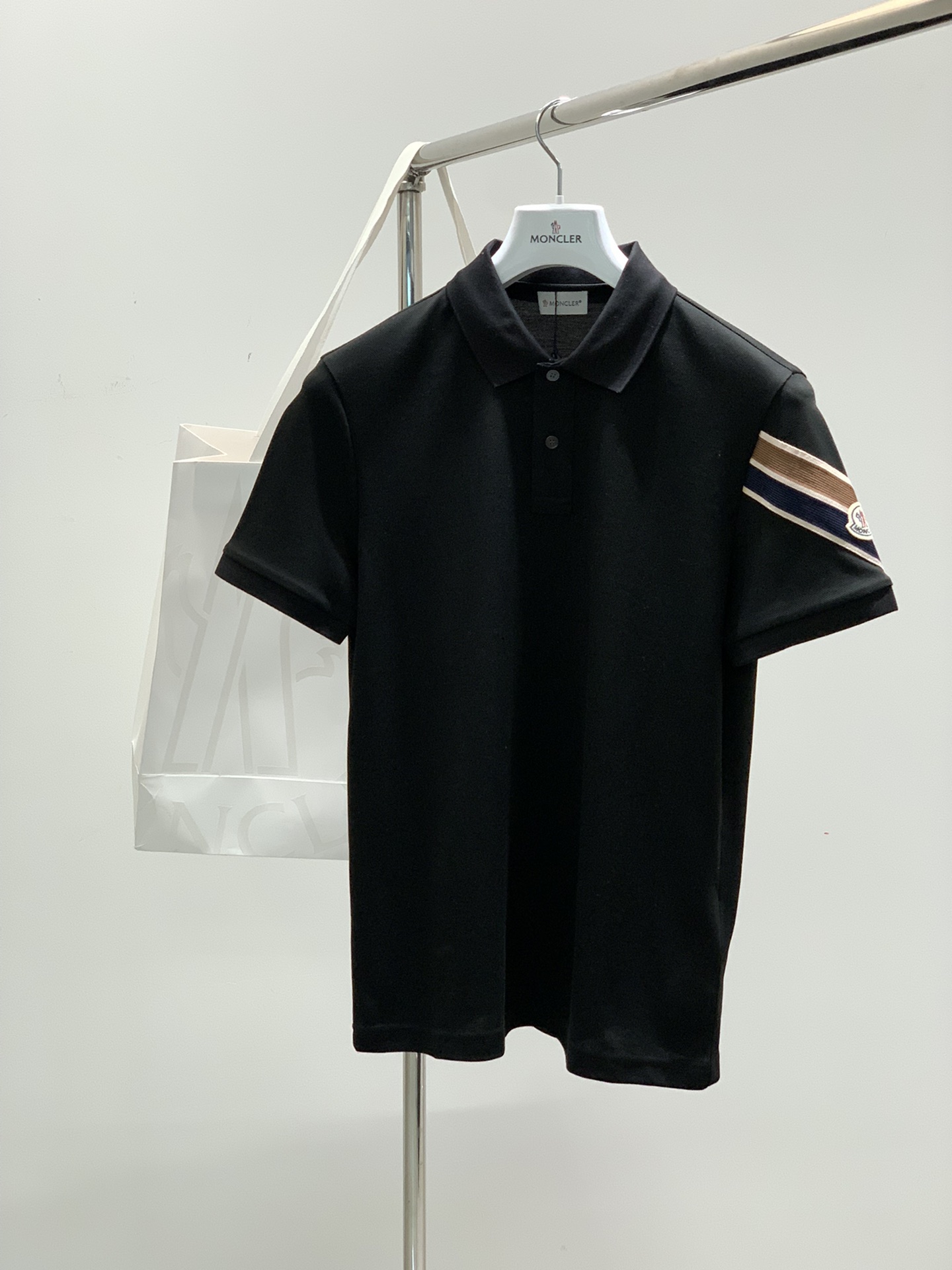 NO:119724,,Moncler cover, the latest summer product, available at the counter at the same time, original single ruthless goods, fashionable and casual lapel short-sleeved T-shirt, comfortable upper body!  Eye-catching and highlighted, using imported original fabric, top-grade embroidery craft letter pattern logo, simple but not losing fashion, fashionable and handsome upper body, 5 colors recommended, code number M-3XL, christian louboutin, Moncler, T-shirt, tees, t-shirt, alexander wang19860909,Moncler 蒙口,夏季最新品,专柜同步有售,原单狠货,时尚休闲翻领短袖T恤,上身舒适！吸睛而有亮点,采用进口原版面料,顶级刺绣工艺字母图案logo,简单而不失时尚,上身时尚帅气,5色推荐,码数M-3XL,,christian louboutin,Moncler,T-shirt,tees，t-shirt,alexander wang,Men's clothing