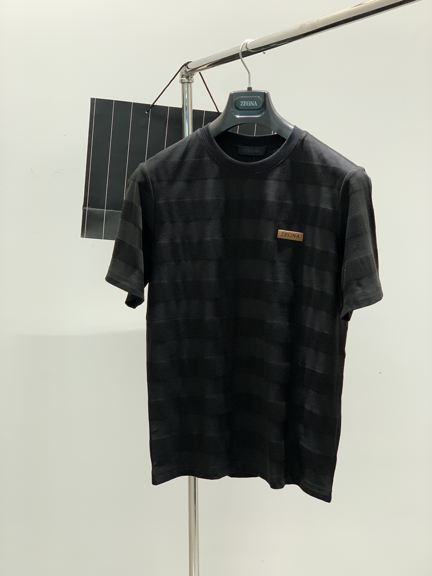 NO:119733,,Jenia Zegna, the latest summer product, available at the counter at the same time, original single product, fashionable and casual round neck short-sleeved T-shirt, using imported original fabric, comfortable and breathable, top-grade printing craft letter pattern decorative logo, the upper body is very handsome!  3 colors recommended, code number M-3XL, popular products recommended!  ,zegna,T-shirt,tees,t-shirt,alexander wang19860909,杰尼亚 Zegna,夏季最新品,专柜同步有售,原单狠货,时尚休闲圆领短袖T恤,采用进口原版面料,舒适透气,顶级印花工艺字母图案装饰logo,上身帅气十足！3色推荐,码数M-3XL,爆款推荐！,,zegna,T-shirt,tees，t-shirt,alexander wang,Men's clothing