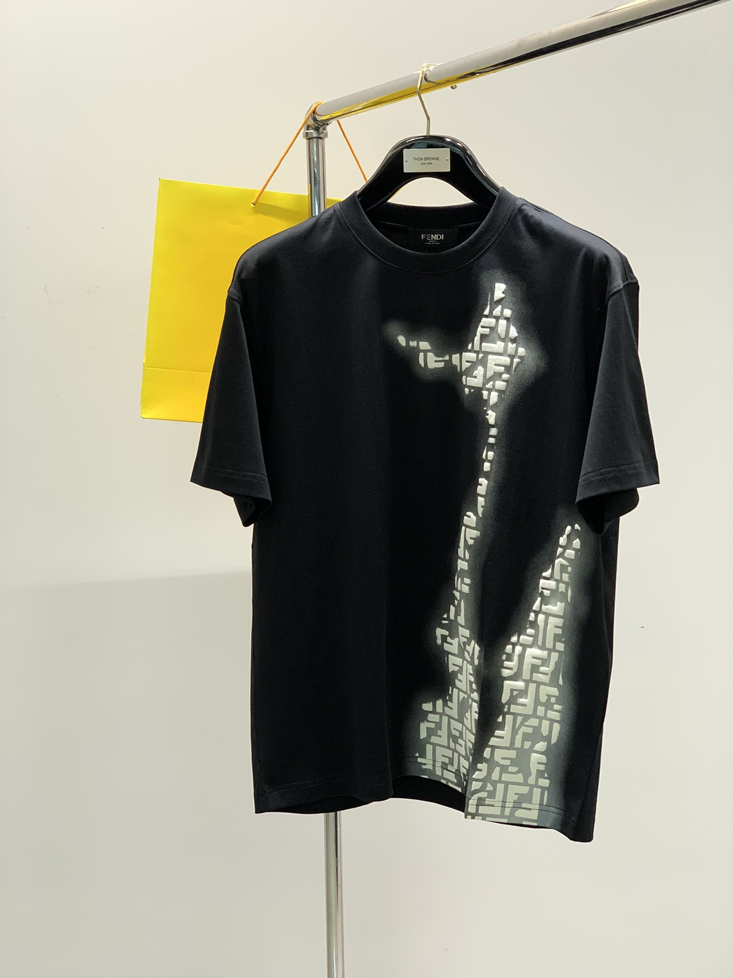 NO:119697,,FENDI, the latest products in spring and summer, the counter is available at the same time, original single goods, casual and fashionable round neck short-sleeved T-shirt, imported original fabric, top-grade printing craft letter pattern logo, unique design, comfortable and breathable upper body, extremely high grade, handsome upper body, 2 colors recommendation, code number M-3XL,,fendi,fendi,T-shirt,tees,t-shirt,alexander wang19860909,FENDI 芬迪,春夏最新品,专柜同步有售,原单狠货,休闲时尚圆领短袖T恤,进口原版面料,顶级印花工艺字母图案logo,独特设计,上身舒适透气,档次极高,上身帅气十足,2色推荐,码数M-3XL,,fendi,fendi,T-shirt,tees，t-shirt,alexander wang,Men's clothing