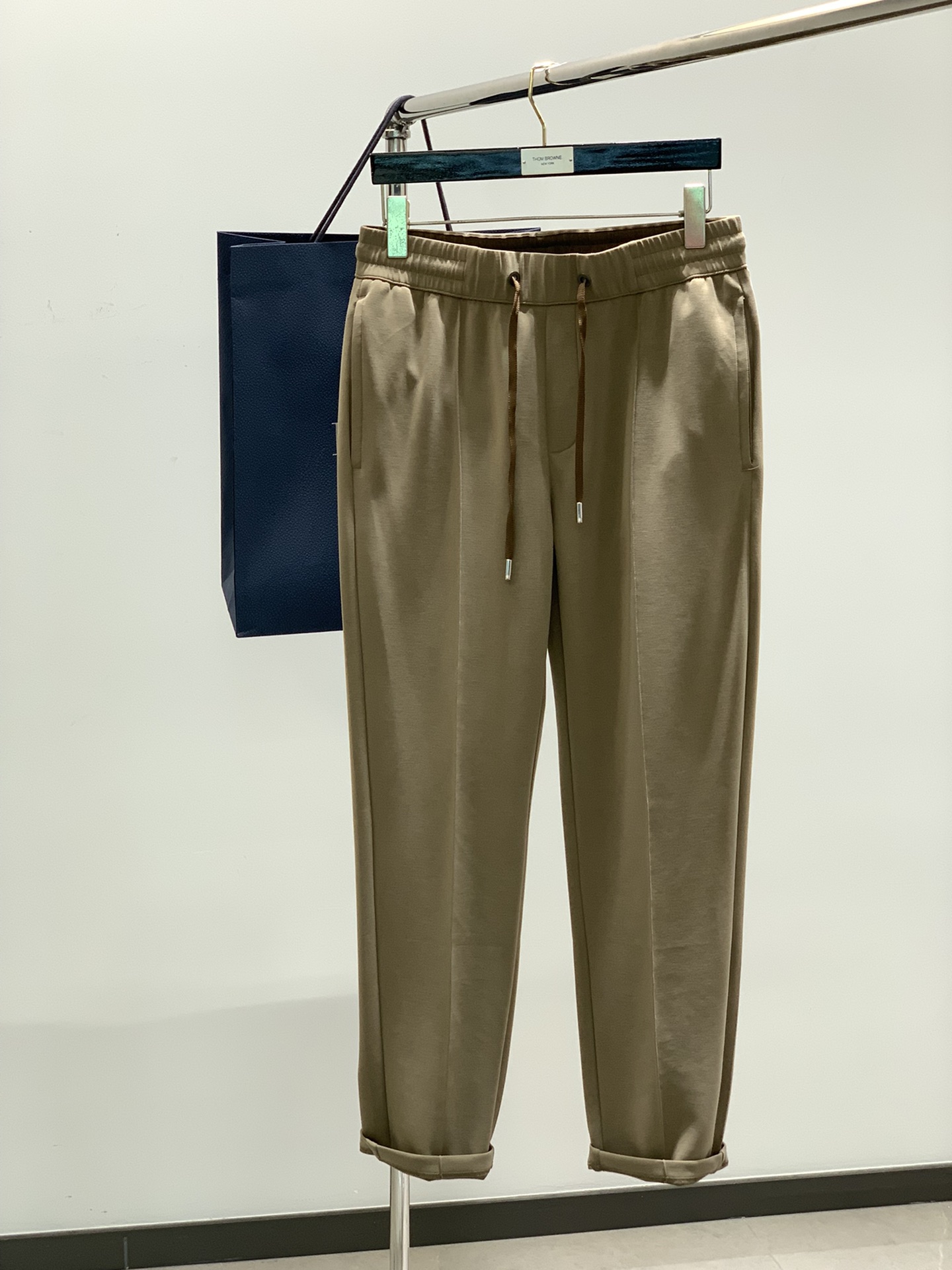 NO:119710,The colors are black, light gray, dark gray, khaki, Dior, new spring products, available at the same time on the counter, simple and fashionable casual set, original imported fabric, comfortable and breathable, top-grade embroidery craft letter pattern decoration logo, original hardware and auxiliary materials decoration, extremely high grade, unique design, fashionable and handsome on the upper body!  Code number M-3XL, dior, dior, alexander wang19860909颜色黑色,浅灰,深灰,卡其 ,Dior 迪奥, 春季新品,专柜同步有售,简约时尚休闲套装,原版进口面料,舒适透气,顶级刺绣工艺字母图案装饰logo,原版五金辅料装饰,档次极高,独特设计,上身时尚帅气！码数M-3XL,,dior,dior,alexander wang,Men's clothing