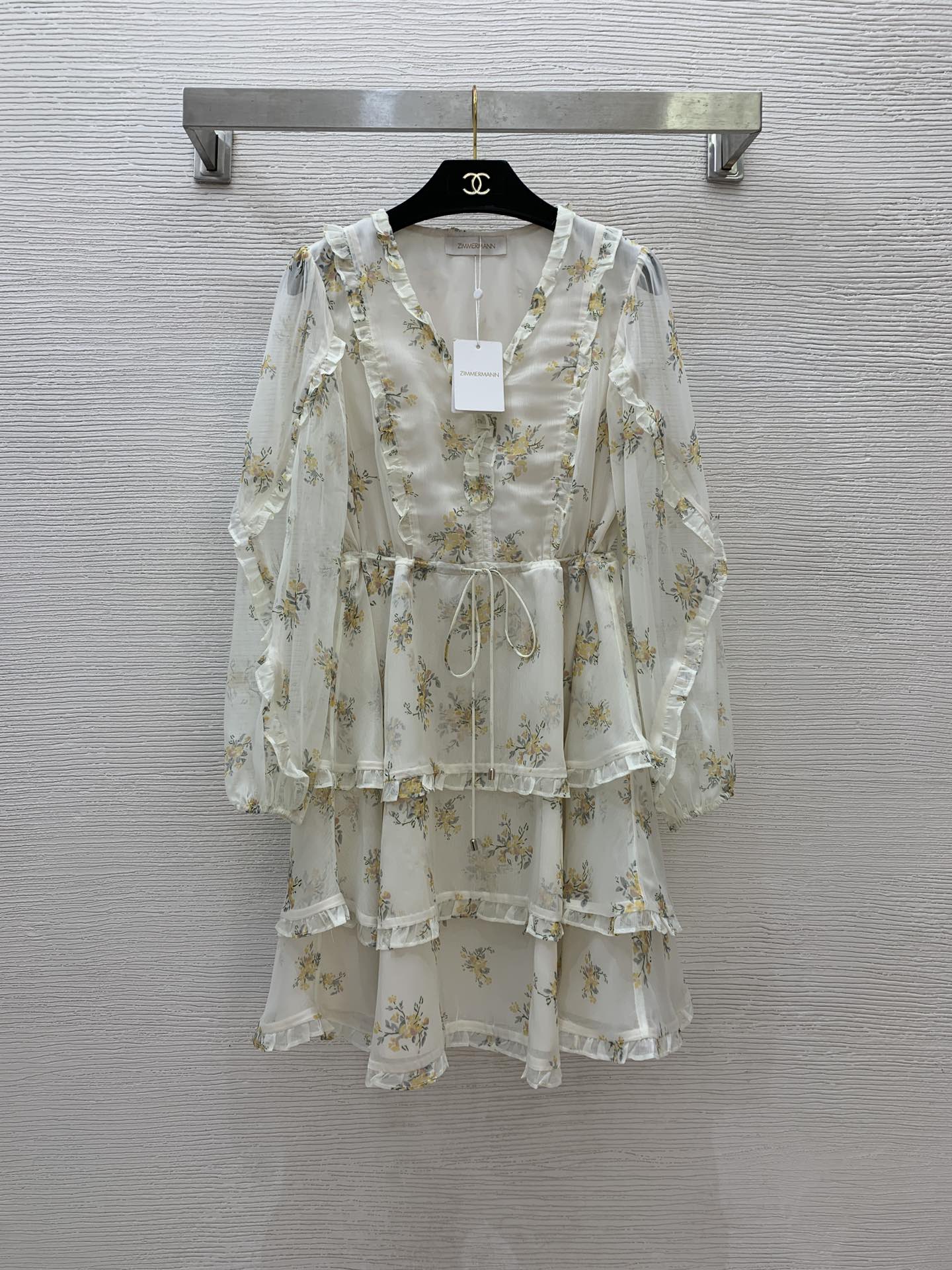 NO:307629,Model number G25021738 ZIMMERMA*N Australia brand High-end custom imitation silk flowing fabric full of floral print wood earrings spliced ​​drawstring design waisted V-neck long-sleeved dress!  Pink color, yellow color, (Size bust 88, waist 88, sleeve length 58, skirt length 91), skirts, real silk, alexander wang19860909款号G25021738 ZIMMERMA*N兹默曼澳洲品牌 高端定制仿真丝飘逸面料满身花卉印花木耳边拼接抽绳设计收腰V领长袖连衣裙！粉花色、黄花色、（S码胸围88,腰围88,袖长58,裙长91）,,skirts,real silk,alexander wang,Women's clothing