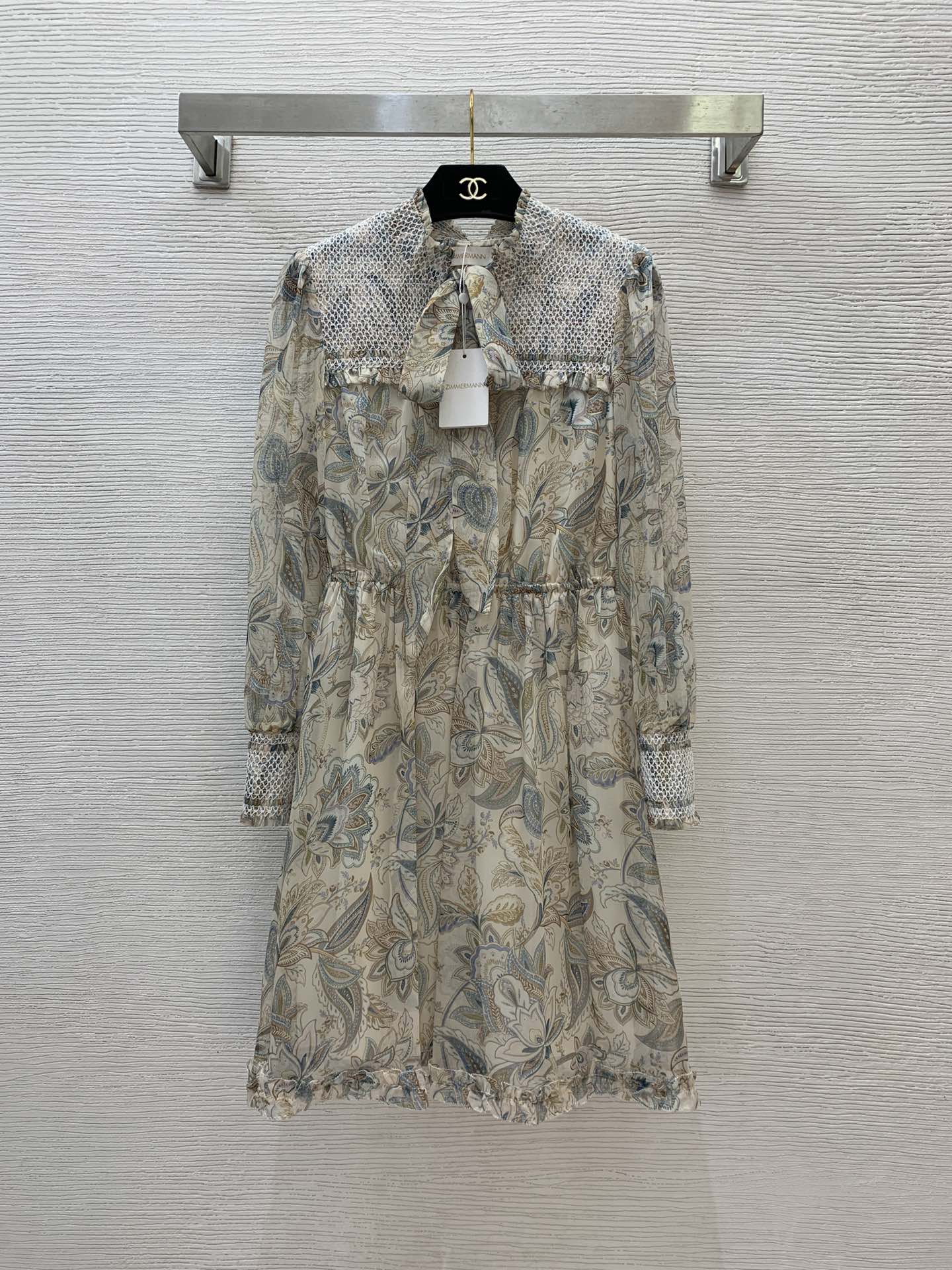 NO:307627,Model number G25021798 ZIMMERMA*N Australia brand High-end customized imitation silk flowing fabric retro printed lace-up bow tie design waist-hugging and slim long-sleeved dress!  Blue, apricot color, (S-size bust 90, waist 66~76 elastic, sleeve length 60, skirt length 92), skirts, real silk, alexander wang19860909款号G25021798 ZIMMERMA*N兹默曼澳洲品牌 高端定制仿真丝飘逸面料复古印花系带蝴蝶结打揽设计收腰显瘦长袖连衣裙！蓝色、杏色、（S码胸围90,腰围66～76松紧,袖长60,裙长92）,,skirts,real silk,alexander wang,Women's clothing