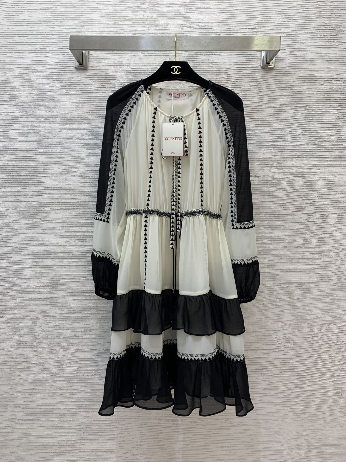 NO:308211,Model number G21887 VALENTI*O Warren Home New High-end Customized Contrasted Ruffled Leaf Spliced ​​Lantern Sleeve Loose Slim Long Sleeve Dress!  Blue, apricot color, (S-size bust 90, waist 66~76 elastic, rotator sleeve 65, skirt length 90), valentino, valentino, skirt, skirt 90, alexander wang19860909款号G21887 VALENTI*O华伦家新款高端定制 撞色荷叶边拼接灯笼袖宽松显瘦长袖连衣裙！蓝色、杏色、（S码胸围90,腰围66～76松紧,连肩袖65,裙长90）,,valentino,valentino,skirts,alexander wang,Women's clothing