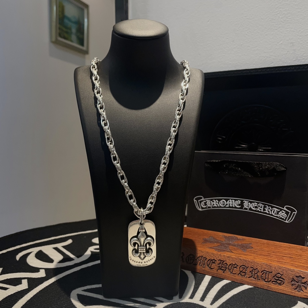 NO:105029,TikTok/Kuaishou/ins/Xiaohongshu/Live Hot, New [Counter Quality] Chrome Hearts Croxin letter necklace, square pendant, different pattern design styles with concave and convex shapes present a unique style Cross Scout flowers are Croxin's ambitions, so they last longer. Genuine version of Chrome Hearts Croxin, differentiated from the market, benchmarked on the quality of the version, looked at the details of the letter printing, retro, old gray oxygen level. Seiko version!  !  !  Pure handmade ~ Authentic model opening must-have fashion and fashion, both men and women can wear it, same style for couples, original official website, rock punk style silver style, retro elements, trendy and versatile!  , jewelry boutique, chrome hearts, chrome hearts, necklace19860909批 抖音/快手/ins/小红书/直播热门 ,新款【专柜品质】Chrome Hearts克罗心字母项链 ,方牌吊坠,凹凸造型不同的花纹设计风格 呈现出与众不同 十字架 童军花是克罗心的志 所以更经久不衰 正品打版Chrome Hearts克罗心 区别市场普通轻版 对版对标品质 看字印细节 复古做旧灰氧程度.精工版本！！！ 纯手工打造 ～正品开模潮流时尚必备 男女均可佩戴 情侣同款 官网原版 摇滚朋克泰银风格 复古元素 潮流百搭！,饰品精品,chrome hearts,chrome hearts,necklace,Jewelry