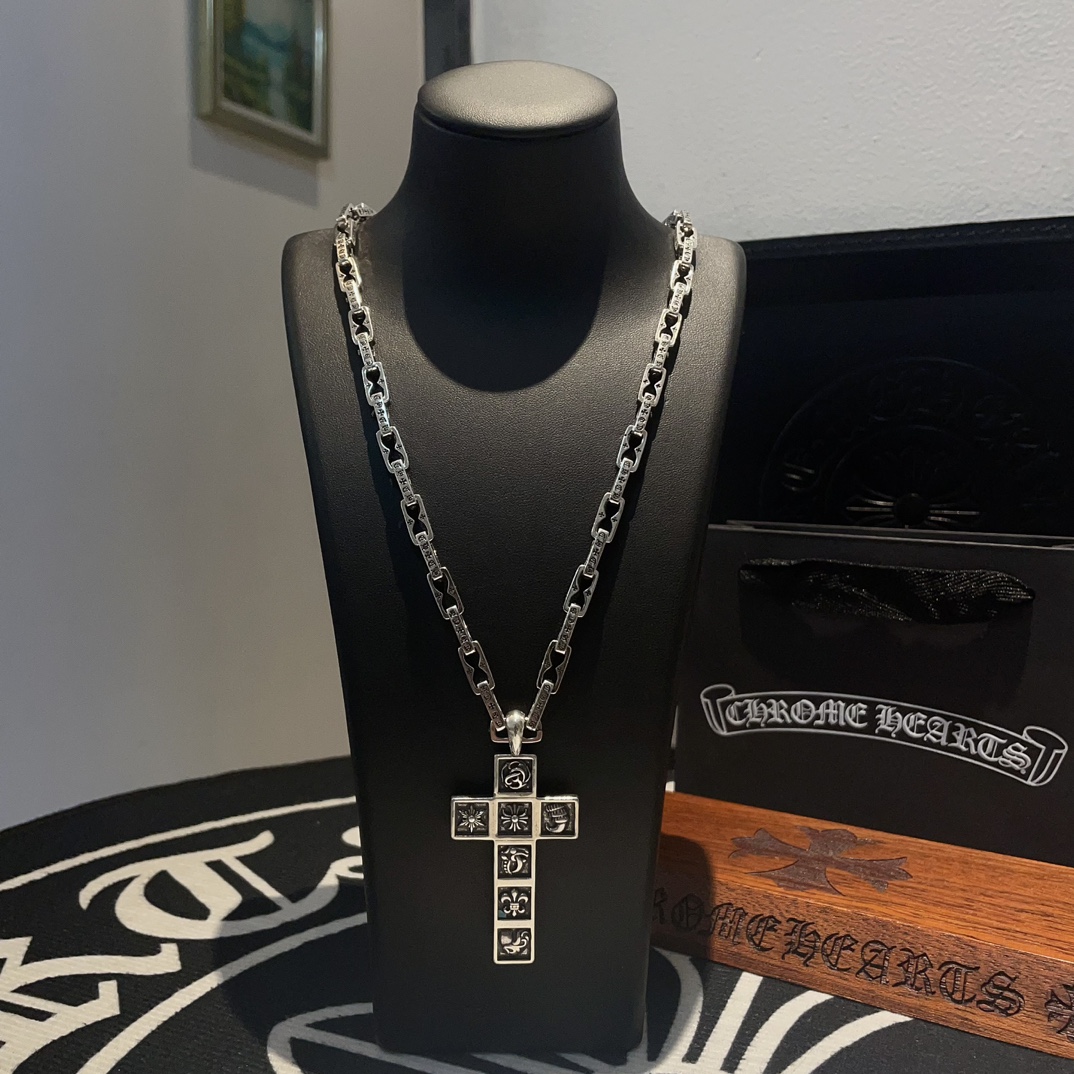 NO:105026,Douyin/Kuaishou/ins/Xiaohongshu/Live Hot, New [Counter Quality] Chrome Hearts Croxin buckle necklace, multi-element cross pendant, different pattern design styles with concave and concave shapes, presenting unique cross. Cross Scout flowers are Croxin's ambition, so they last longer. Genuine version of Chrome Hearts Croxin, different from the market, benchmarking the quality of the version, looking at the details of the letter printing, retro old gray oxygen level. Seiko version!  !  !  Pure handmade ~ Authentic model opening must-have fashion and fashion, both men and women can wear it, same style for couples, original official website, rock punk style silver style, retro elements, trendy and versatile!  , jewelry boutique, chrome hearts, chrome hearts, necklace19860909抖音/快手/ins/小红书/直播热门 ,新款【专柜品质】Chrome Hearts克罗心环扣项链 ,多元素十字架吊坠,凹凸造型不同的花纹设计风格 呈现出与众不同 十字架 童军花是克罗心的志 所以更经久不衰 正品打版Chrome Hearts克罗心 区别市场普通轻版 对版对标品质 看字印细节 复古做旧灰氧程度.精工版本！！！ 纯手工打造 ～正品开模潮流时尚必备 男女均可佩戴 情侣同款 官网原版 摇滚朋克泰银风格 复古元素 潮流百搭！,饰品精品,chrome hearts,chrome hearts,necklace,Jewelry