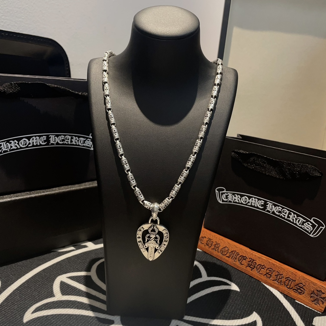 NO:105032,Douyin/Kuaishou/ins/Xiaohongshu/Live Hot, New [Counter Quality] Chrome Hearts Cross Necklace, Heart-shaped Sword Pendant, Different Concave and Convex and Convex Scout Flowers are Croxin's ambitions, so they last forever. Genuine version of Chrome Hearts Croxin, different market light version, benchmark quality, look at the details of the letter printing, retro old gray oxygen level. Seiko version!  !  !  Pure handmade ~ Authentic model opening must-have fashion and fashion, both men and women can wear it, same style for couples, original official website, rock punk style silver style, retro elements, trendy and versatile!  , jewelry boutique, chrome hearts, chrome hearts, necklace19860909抖音/快手/ins/小红书/直播热门 ,新款【专柜品质】Chrome Hearts克罗心十字架项链 ,心型宝剑吊坠,凹凸造型不同的花纹设计风格 呈现出与众不同 十字架 童军花是克罗心的志 所以更经久不衰 正品打版Chrome Hearts克罗心 区别市场普通轻版 对版对标品质 看字印细节 复古做旧灰氧程度.精工版本！！！ 纯手工打造 ～正品开模潮流时尚必备 男女均可佩戴 情侣同款 官网原版 摇滚朋克泰银风格 复古元素 潮流百搭！,饰品精品,chrome hearts,chrome hearts,necklace,Jewelry