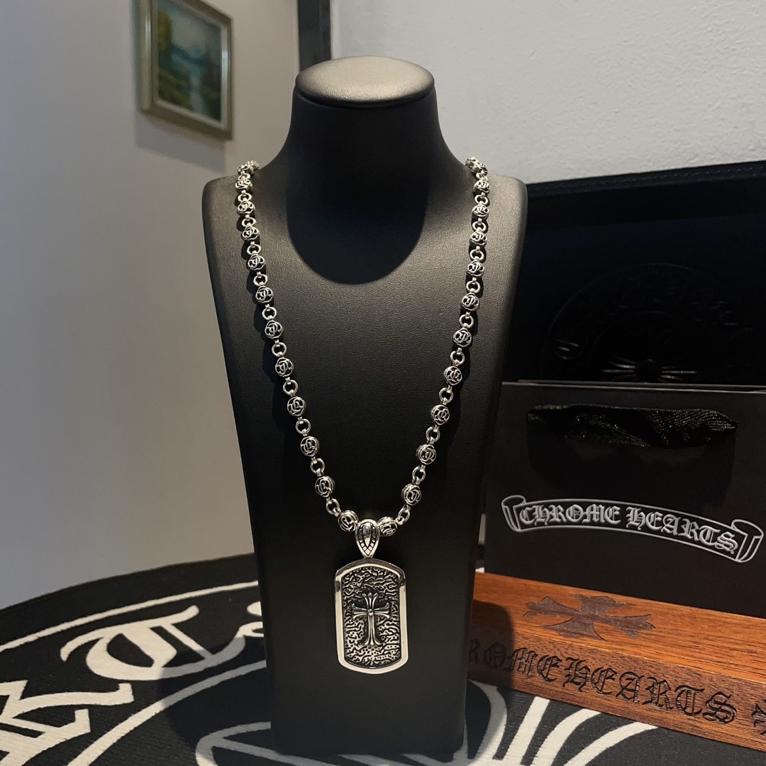 NO:105039,Douyin/Kuaishou/ins/Xiaohongshu/Live Hot, New [Counter Quality] Chrome Hearts Croxin Flower Ball Necklace, Square Cross Pendant, Concave and Convex and Convex Scout Flowers present unique to others Cross Scout Flowers are Croxin's ambitions, so they last longer. Genuine version of Chrome Hearts Croxin, different market light version, benchmark quality, look at the details of the letter printing, retro old gray oxygen level. Seiko version!  !  !  Pure handmade ~ Authentic model opening must-have fashion and fashion, both men and women can wear it, same style for couples, original official website, rock punk style silver style, retro elements, trendy and versatile!  , jewelry boutique, chrome hearts, chrome hearts, necklace19860909抖音/快手/ins/小红书/直播热门 ,新款【专柜品质】Chrome Hearts克罗心花球项链 ,方牌十字架吊坠,凹凸造型不同的花纹设计风格 呈现出与众不同 十字架 童军花是克罗心的志 所以更经久不衰 正品打版Chrome Hearts克罗心 区别市场普通轻版 对版对标品质 看字印细节 复古做旧灰氧程度.精工版本！！！ 纯手工打造 ～正品开模潮流时尚必备 男女均可佩戴 情侣同款 官网原版 摇滚朋克泰银风格 复古元素 潮流百搭！,饰品精品,chrome hearts,chrome hearts,necklace,Jewelry