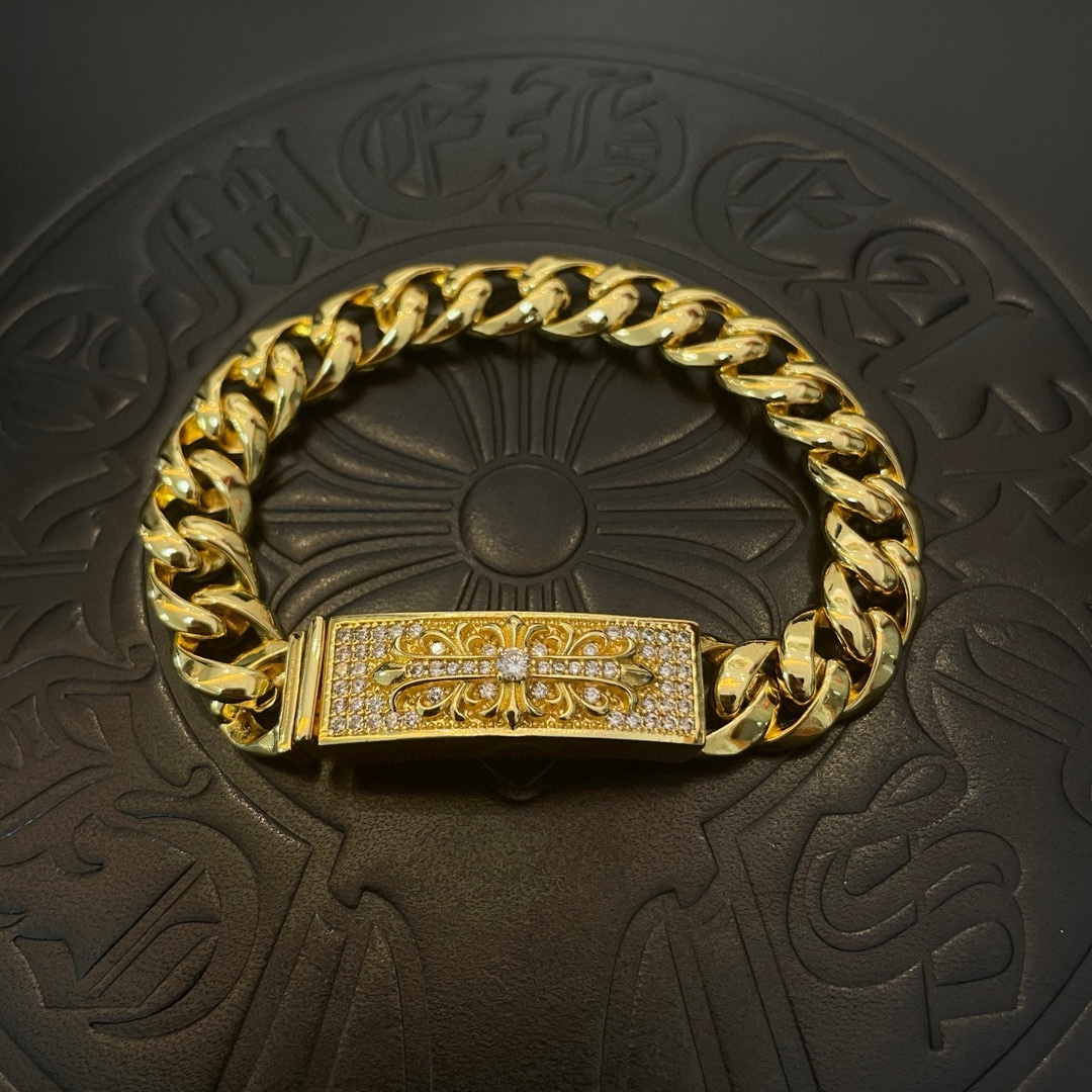 NO:105047,Batch of the counter quality Chrome Hearts Croxin golden classic twist retro glossy cross flower full diamond bracelet, different concave and concave design styles present unique cross Scout flowers are Croxin's ambitions, so they last longer. Genuine version Chrome Hearts Croxin necklaces are the ordinary light version of the market. The quality is benchmarked against the quality of the text and print details. The degree of retro old gray oxygen. Seiko version!  !  !  Pure handmade ~ Authentic model opening must-have fashion and fashion, both men and women can wear it, same style for couples, original official website, rock punk style silver style, retro elements, trendy and versatile!  , jewelry boutique, chrome hearts, chrome hearts, necklace, bracelet, gold19860909批 专柜品质Chrome Hearts克罗心黄金色经典麻花复古光面十字花满钻手链,凹凸造型不同的花纹设计风格 呈现出与众不同 十字架 童军花是克罗心的志 所以更经久不衰 正品打版Chrome Hearts克罗心项链区别市场普通轻版 对版对标品质 看字印细节 复古做旧灰氧程度.精工版本！！！ 纯手工打造 ～正品开模潮流时尚必备 男女均可佩戴 情侣同款 官网原版 摇滚朋克泰银风格 复古元素 潮流百搭！,饰品精品,chrome hearts,chrome hearts,necklace,bracelet,gold,Jewelry