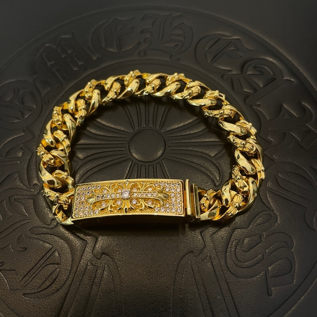 NO:105051,Batch of the counter quality Chrome Hearts Croxin golden classic retro cross flower full diamond bracelet, different pattern design styles with different concave and concave shapes present a unique style. Cross Scout flowers are Croxin's ambitions, so they last longer. Genuine version Chrome Hearts Croxin necklaces are the ordinary light version of the market. The quality is benchmarked against the quality of the printed details. The degree of retro old gray oxygen. Seiko version!  !  !  Pure handmade ~ Authentic model opening must-have fashion and fashion, both men and women can wear it, same style for couples, original official website, rock punk style silver style, retro elements, trendy and versatile!  , jewelry boutique, chrome hearts, chrome hearts, necklace, bracelet, gold19860909批 专柜品质Chrome Hearts克罗心黄金色经典复古十字花满钻手链,凹凸造型不同的花纹设计风格 呈现出与众不同 十字架 童军花是克罗心的志 所以更经久不衰 正品打版Chrome Hearts克罗心项链区别市场普通轻版 对版对标品质 看字印细节 复古做旧灰氧程度.精工版本！！！ 纯手工打造 ～正品开模潮流时尚必备 男女均可佩戴 情侣同款 官网原版 摇滚朋克泰银风格 复古元素 潮流百搭！,饰品精品,chrome hearts,chrome hearts,necklace,bracelet,gold,Jewelry