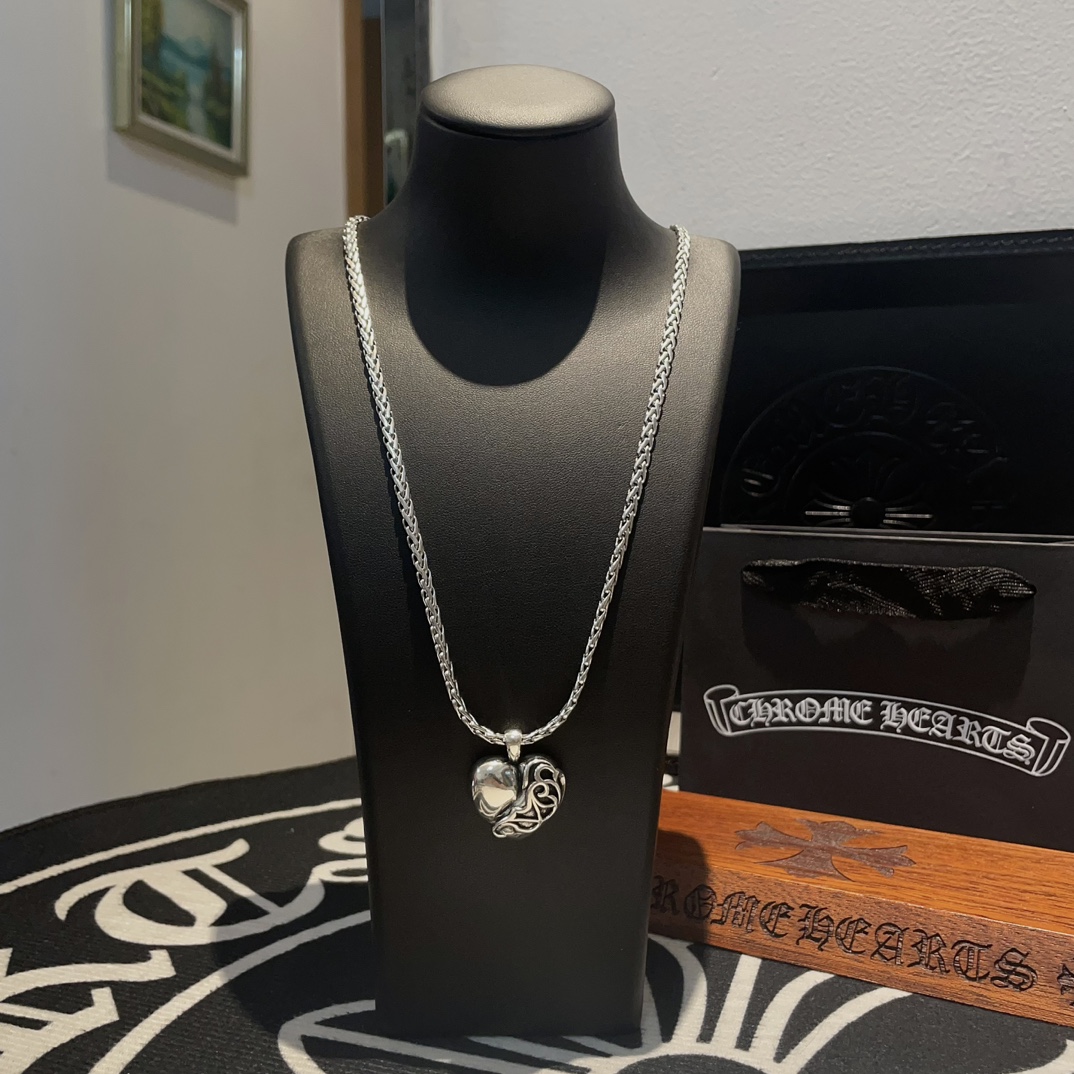 NO:105055,Douyin/Kuaishou/ins/Xiaohongshu/Live Hot, New [Counter Quality] Chrome Hearts Croxin Necklace, Vine Flower Love Pendant, Different Concave and Convex and Convex Scout Flowers are Croxin's ambition, so they last forever. Genuine version of Chrome Hearts Croxin, different from the market, benchmarking the quality of the version, looking at the details of the letter printing, retro, old gray oxygen level. Seiko version!  !  !  Pure handmade ~ Authentic model opening must-have fashion and fashion, both men and women can wear it, same style for couples, original official website, rock punk style silver style, retro elements, trendy and versatile!  , jewelry boutique, chrome hearts, chrome hearts, necklace19860909抖音/快手/ins/小红书/直播热门 ,新款【专柜品质】Chrome Hearts克罗心项链 ,藤花爱心吊坠,凹凸造型不同的花纹设计风格 呈现出与众不同 十字架 童军花是克罗心的志 所以更经久不衰 正品打版Chrome Hearts克罗心 区别市场普通轻版 对版对标品质 看字印细节 复古做旧灰氧程度.精工版本！！！ 纯手工打造 ～正品开模潮流时尚必备 男女均可佩戴 情侣同款 官网原版 摇滚朋克泰银风格 复古元素 潮流百搭！,饰品精品,chrome hearts,chrome hearts,necklace,Jewelry