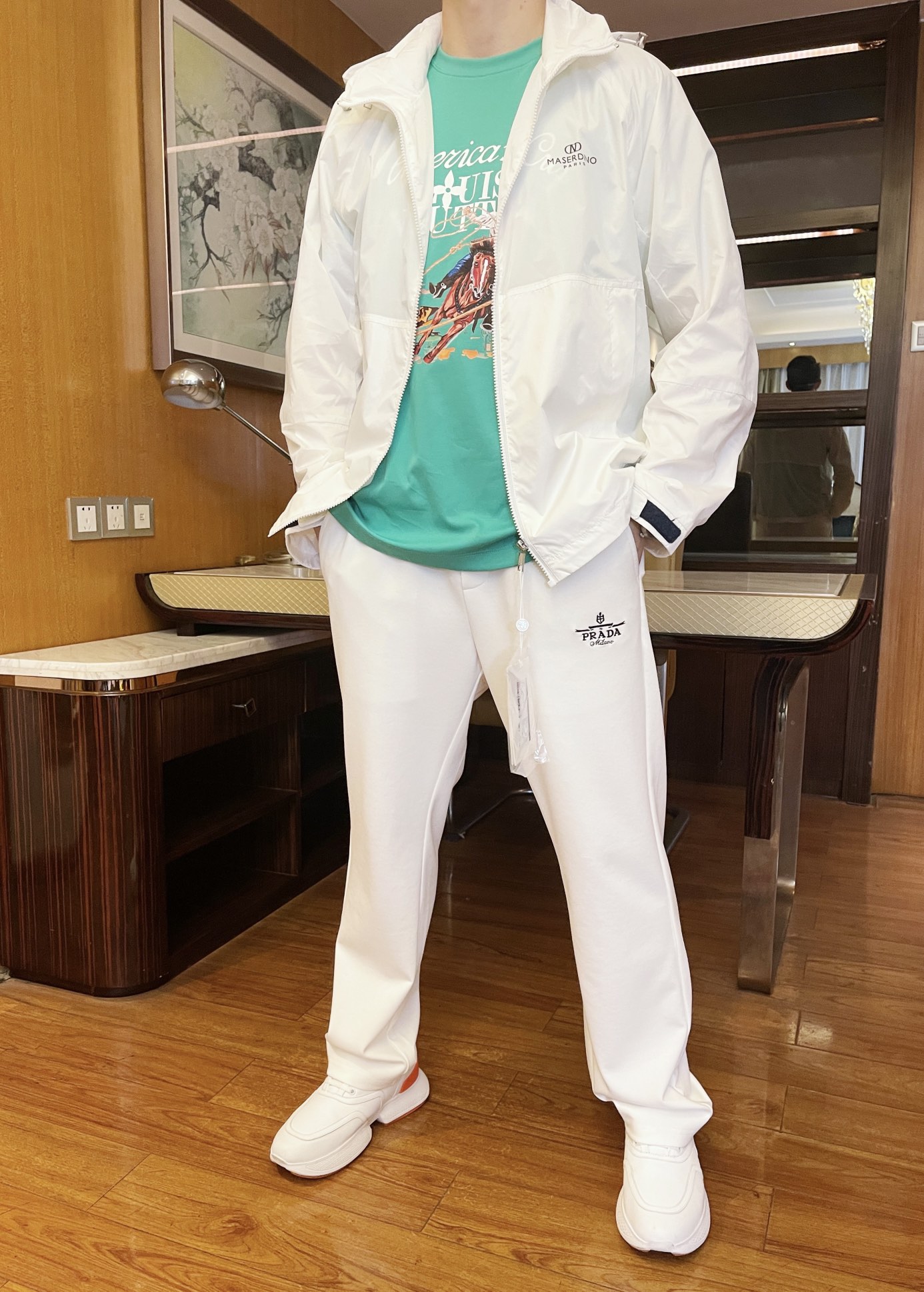 NO:119383,DINO Luxury Products - the latest hot hooded jackets in 2025 counters are shipped, and European and American counters are on sale at the same time!  Selected custom fabrics imported from Italy with the latest designs, the logo on the chest and custom zipper are quite charming. You must not miss it. Number of codes: 48-56 (model 173/130 wears 48, with Hong Kong Lane Crawford gift box packaging), Jackets & coats, hats, alexander wang19860909DINO奢品-2025专柜最新爆款连帽外套出货 欧美专柜同步发售！精选意大利进口定制面料搭配最新的设计 ,胸口上标志和定制拉链相当韵味 您绝对不容错过.码数:48-56（模特173/130穿48、配香港连卡佛礼盒包装）,,jackets & coats,hats,alexander wang,Men's clothing