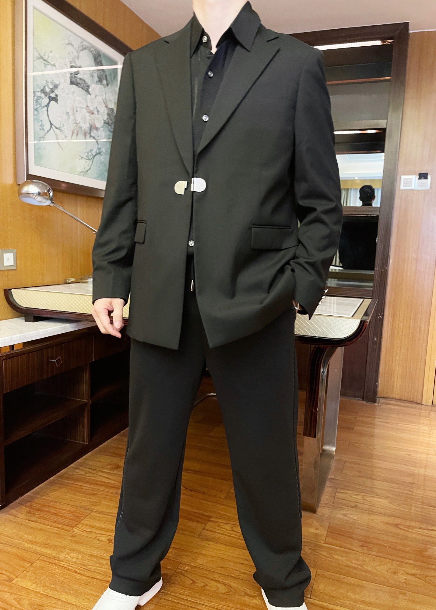 NO:119386,BALRMAN Luxury Products-2025 counter latest hit list, hot-selling singles in European and American counters!  Selected customized fabrics imported from Italy and a stylish slim design. Customized buckles show the charm of the upper body. Needless to say, size 48-56 (model 173/130 wears 48, with Hong Kong Lane Crawford boutique gift box packaging), alexander wang19860909BALRMAN奢品-2025专柜最新爆款单西 欧美专柜热销单品！精选意大利进口定制面料搭配时尚修身的设计,定制卡扣相当彰显韵味上身效果不用多说.尺码48-56码（模特173/130穿48,配香港连卡佛精品礼盒包装）,,alexander wang,Men's clothing