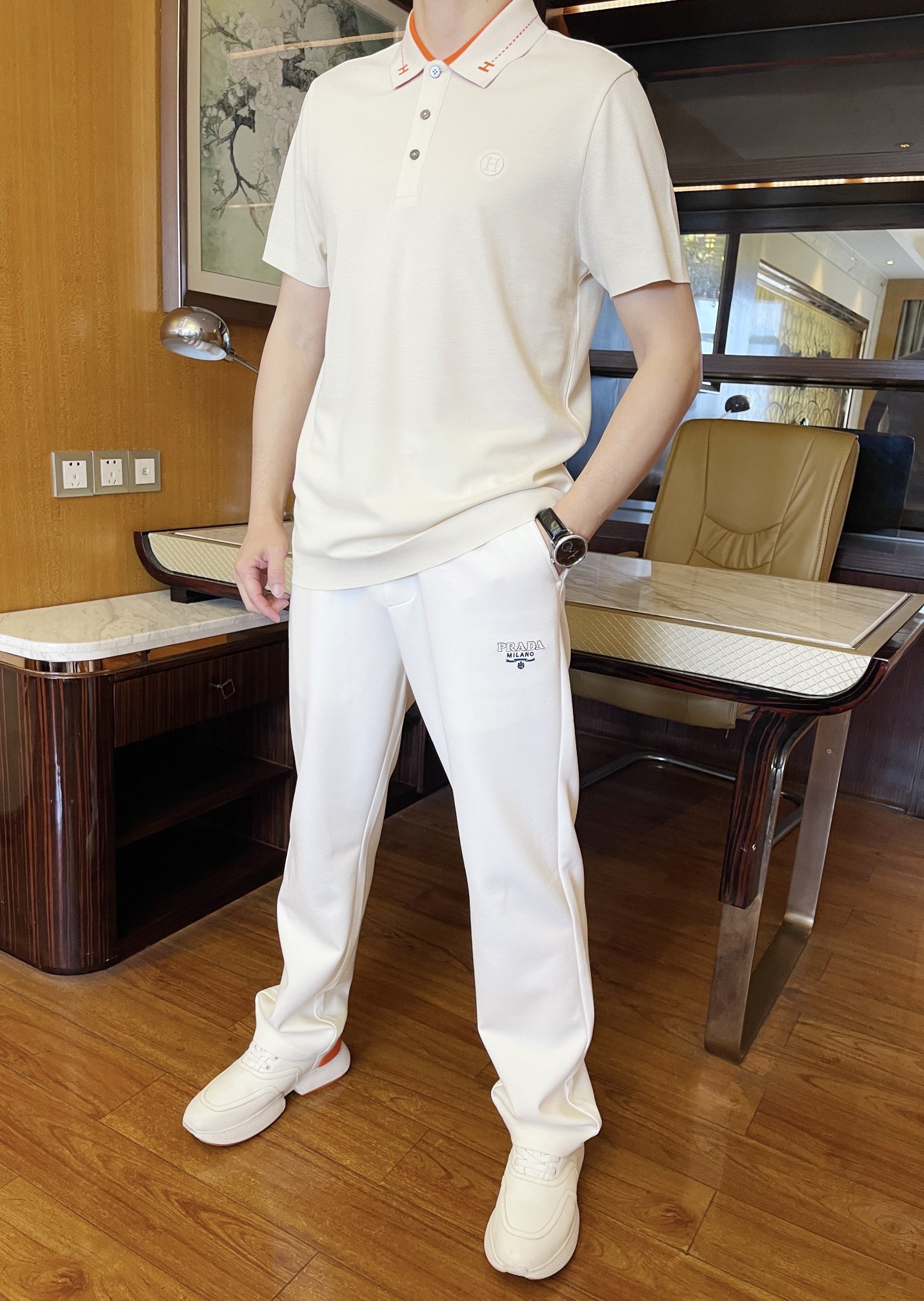 NO:119367,Hermes - the latest hot-selling Polo in 2025 counters, and the most popular items in London counters!  Selected Italian imported bead goblin cotton fabrics with the latest designs of the brand. The exquisite H logo on the chest and the color-blocking embellishment on the collar show the style and upper body effect. The number of codes is 48-56 (model 173/130 wears 48, with Hong Kong Lane Crawford gift box packaging), hermes, alexander wang19860909爱马仕-2025专柜最新爆款Polo出货 伦敦专柜热销单品！精选意大利进口珠地精棉面料搭配品牌最新的设计,胸前的精致H标志和领子上的拼色点缀彰显格调上身效果看得见.码数48-56（模特173/130穿48,配香港连卡佛礼盒包装）,,hermes,alexander wang,Men's clothing