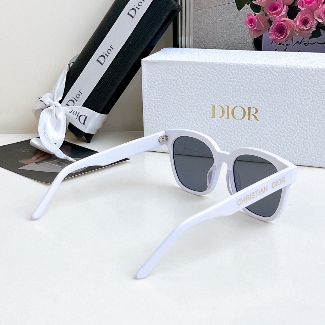  DIOR 摩登系列
型号8069 尺寸54口20-150
方形百搭墨镜 超显脸小神器
🔝🔝