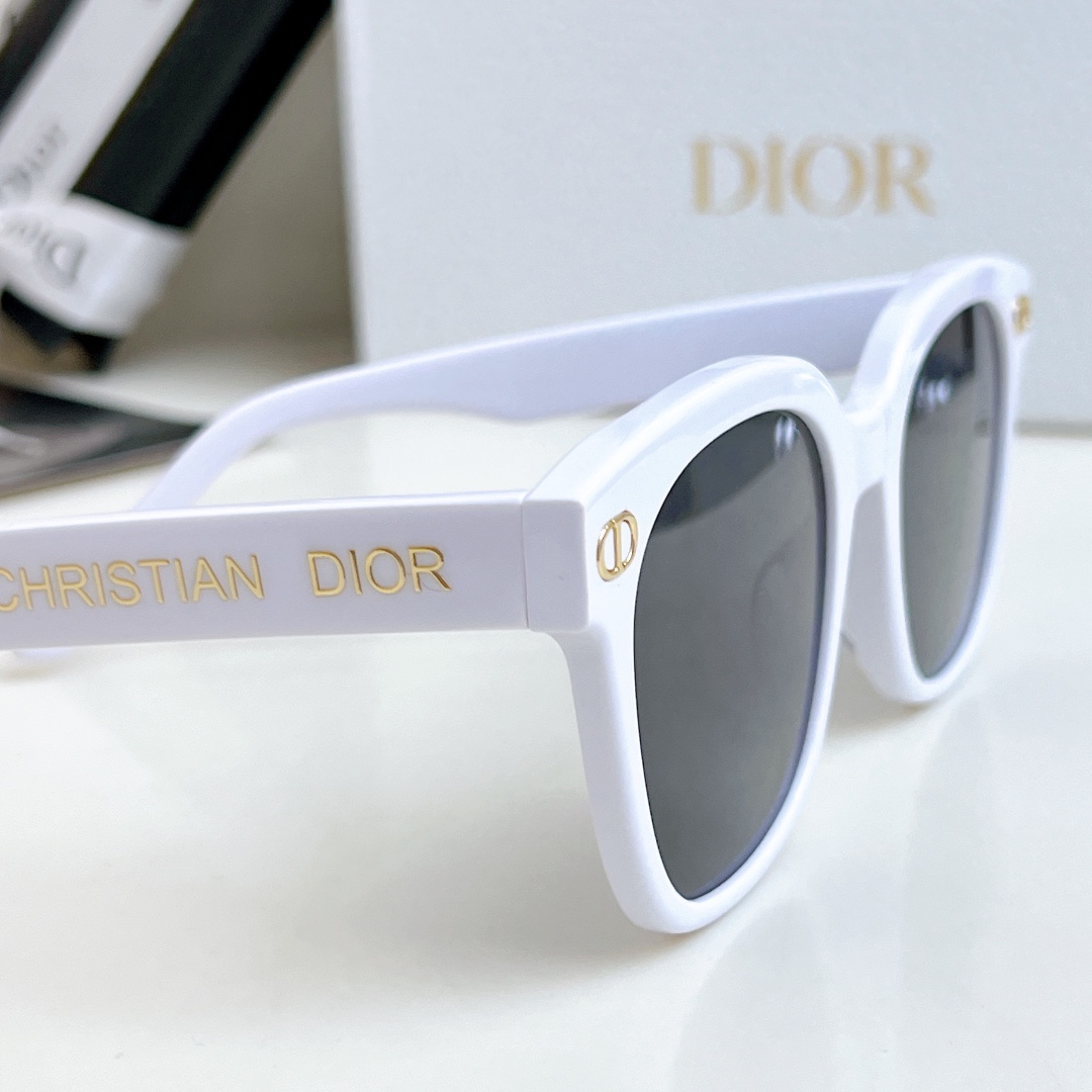  DIOR 摩登系列
型号8069 尺寸54口20-150
方形百搭墨镜 超显脸小神器
🔝🔝