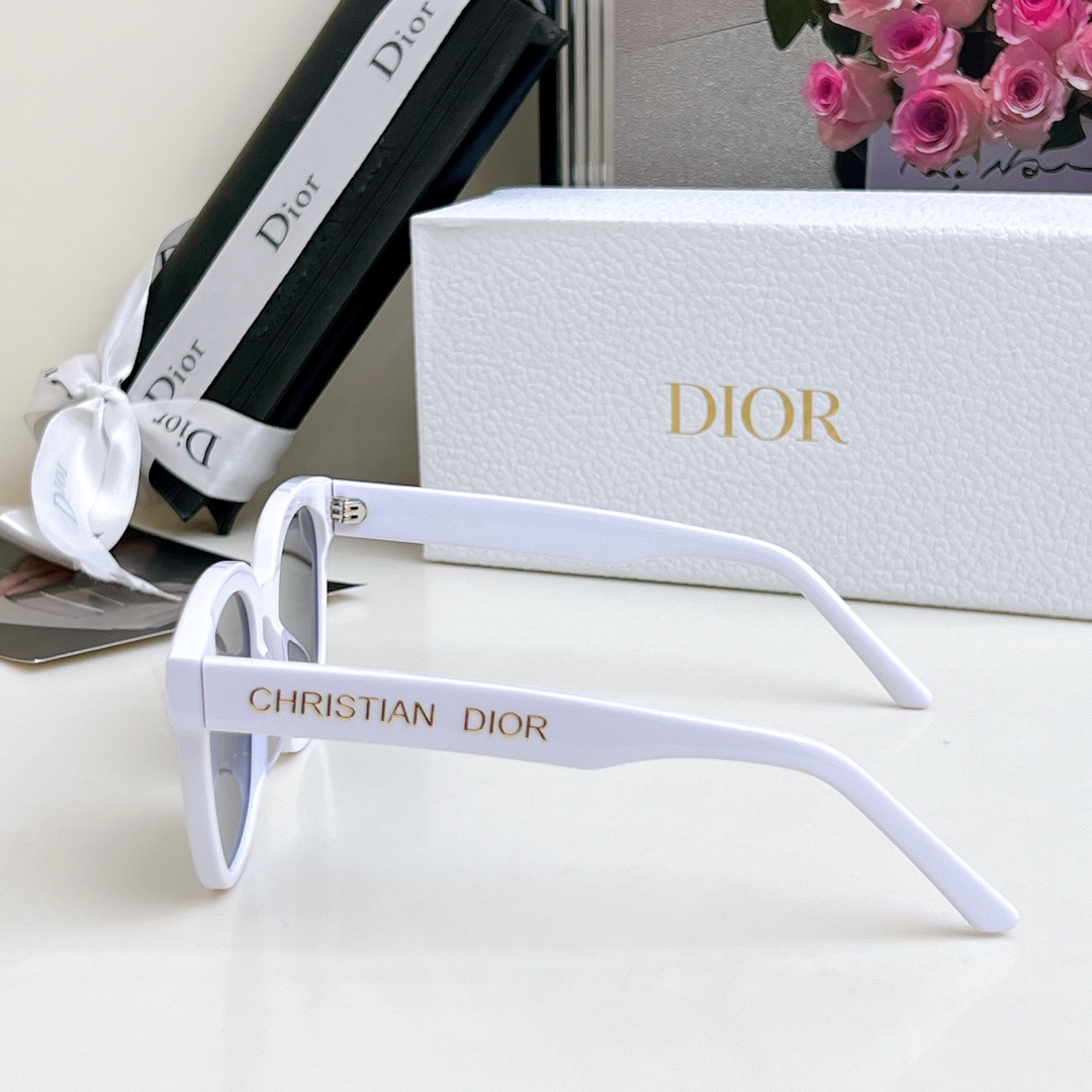  DIOR 摩登系列
型号8069 尺寸54口20-150
方形百搭墨镜 超显脸小神器
🔝🔝