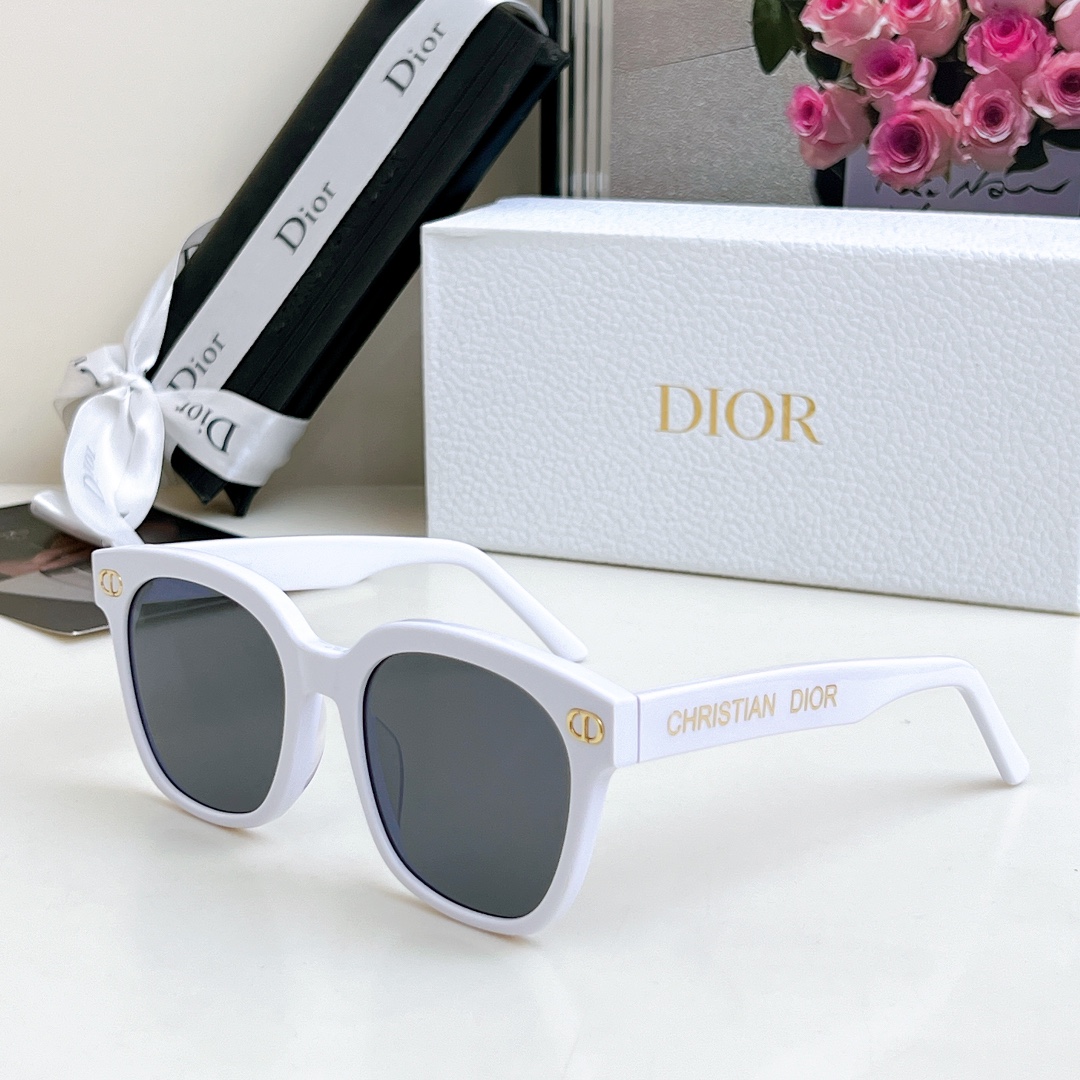  DIOR 摩登系列
型号8069 尺寸54口20-150
方形百搭墨镜 超显脸小神器
🔝🔝
