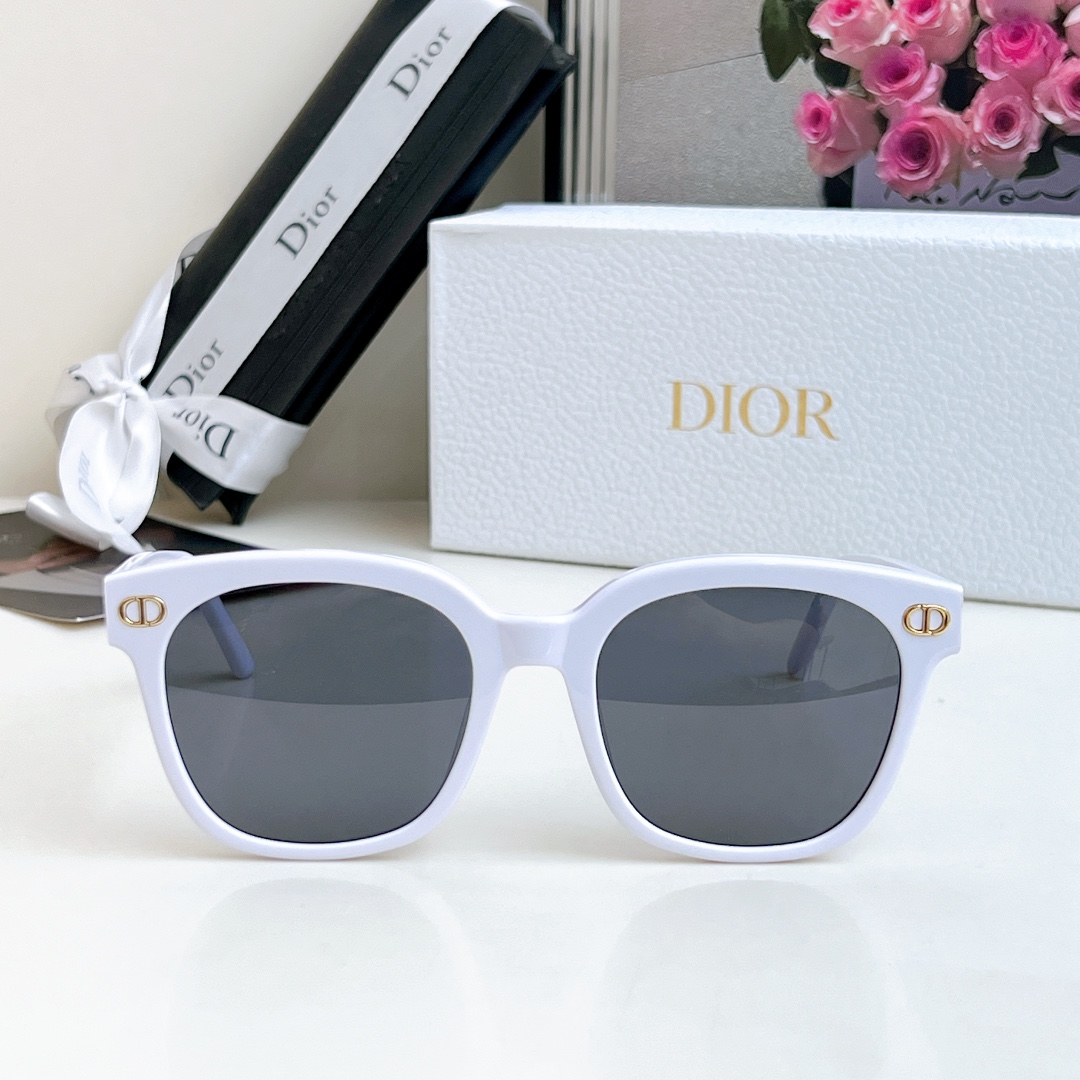  DIOR 摩登系列
型号8069 尺寸54口20-150
方形百搭墨镜 超显脸小神器
🔝🔝