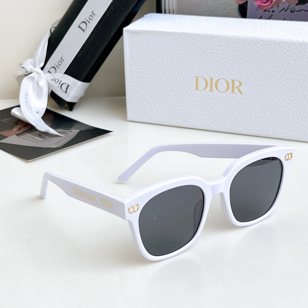  DIOR 摩登系列
型号8069 尺寸54口20-150
方形百搭墨镜 超显脸小神器
🔝🔝