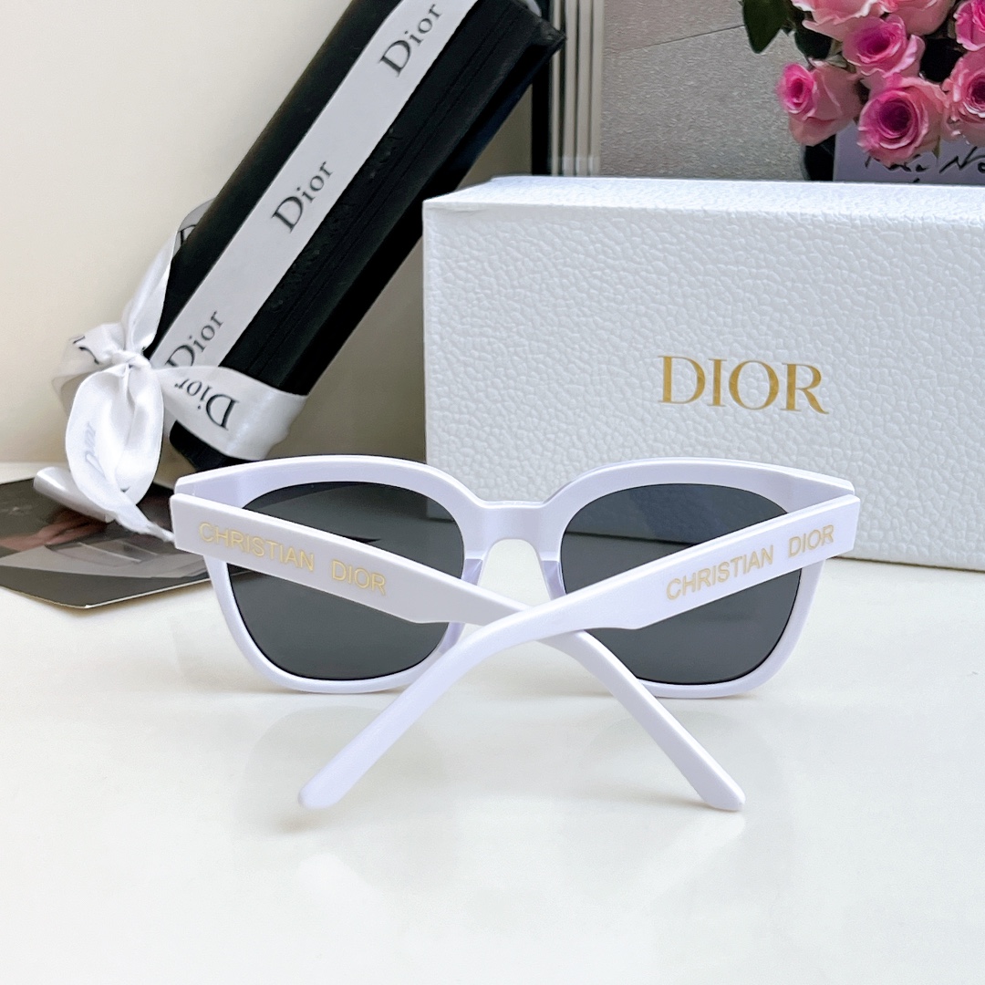  DIOR 摩登系列
型号8069 尺寸54口20-150
方形百搭墨镜 超显脸小神器
🔝🔝