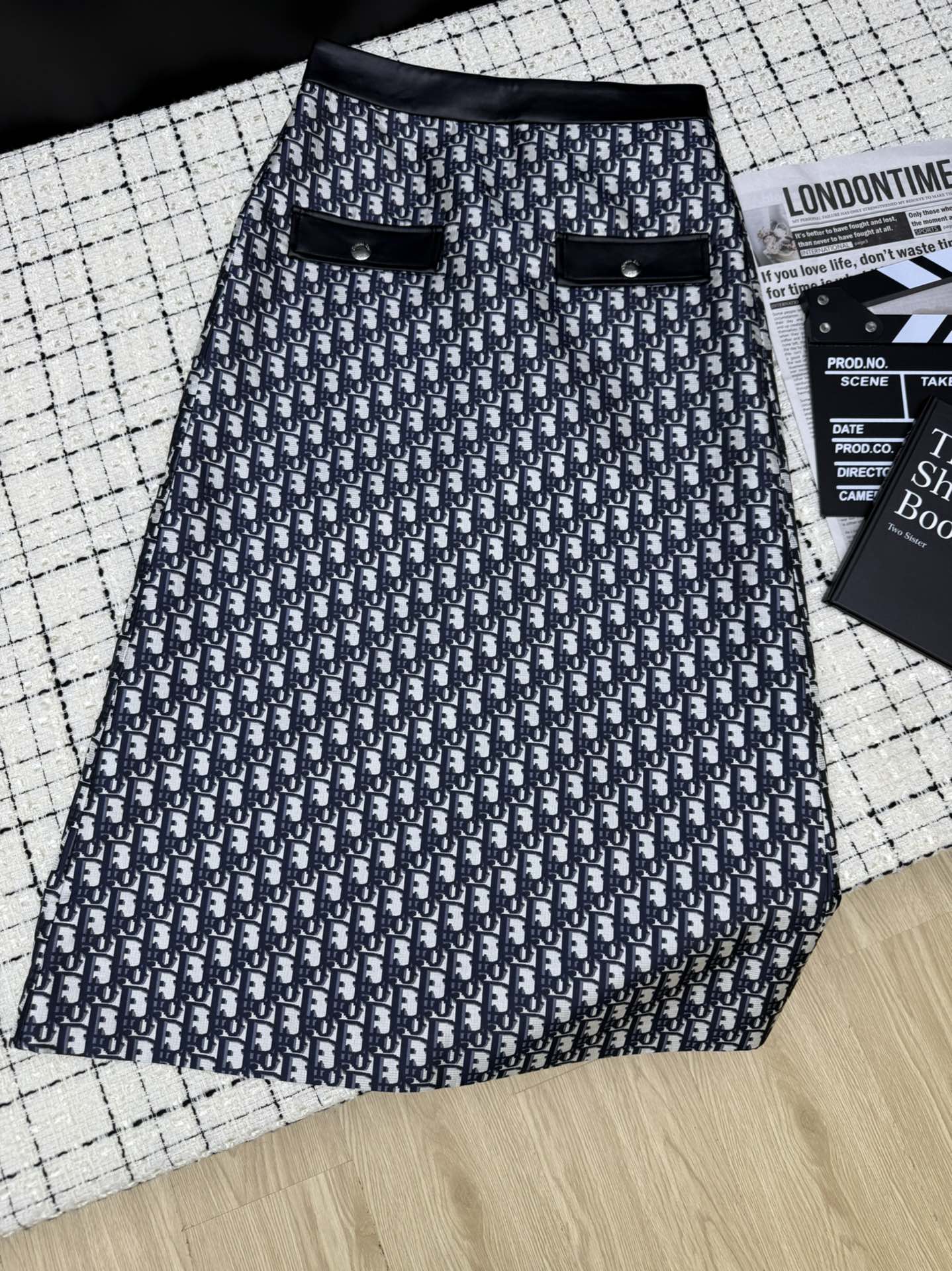 NO:331170,Dio*25 summer new style, leather jacquard fabric presbyopia long skirt, versatile and tone-like, can be out of the circle with any top, medium-length length, cleverly covers the flesh on the legs, reveals the thinnest ankle part, easily makes you look taller, fashionable and visually, one color SML, dior, skirts, alexander wang19860909Dio*25夏季新款 拼皮提花面料老花长半裙 百搭又有腔调感 搭配任何上衣都可以出圈 中长款长度 巧妙遮住腿部肉肉 露出最瘦的脚踝部分 轻松显高 一整个时髦即视感 一色SML,,dior,skirts,alexander wang,Women's clothing