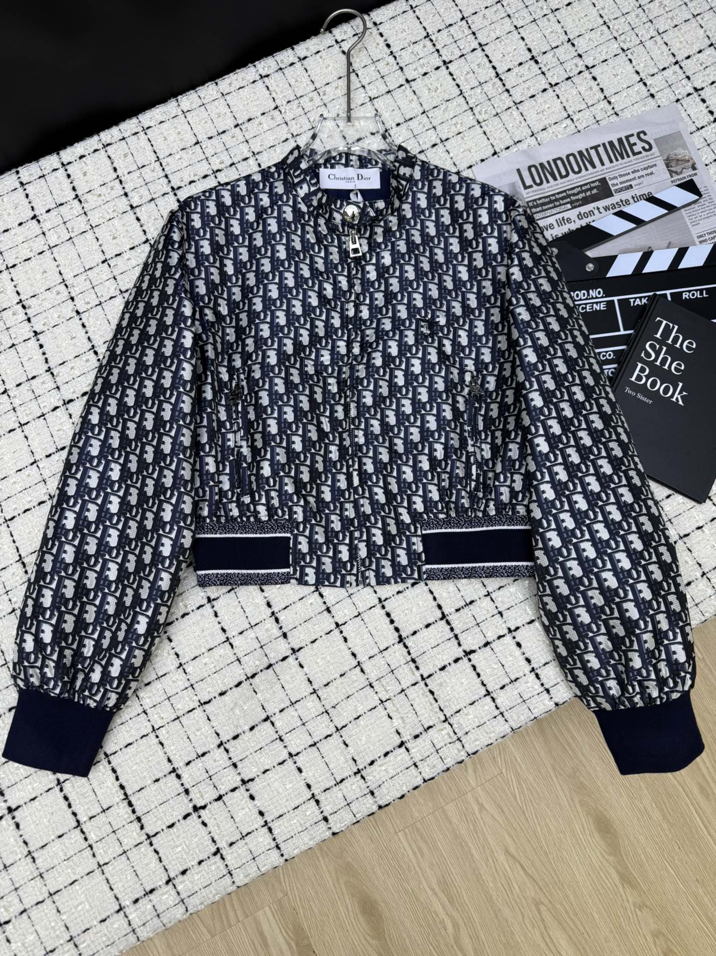 NO:331176,Dio*25 spring and summer new style, jacquard fabric, presbyopia stand collar jacket, casual and cool flight jacket, logo webbing, simple and highlighted the size of the small and short design, highlighted the body proportions, high and versatile, and it is not difficult to match. SML,,dior, jackets & coats, jackets & coats, alexander wang19860909Dio*25春夏新款 提花面料老花立领小外套 随性又飒气的飞行夹克 logo织带装饰感很强 简约有亮点 小短款设计比较俏皮减龄 很凸显身材比例感 显高百搭 搭配起来不费劲 一色SML,,dior,jackets & coats,jackets & coats,alexander wang,Women's clothing