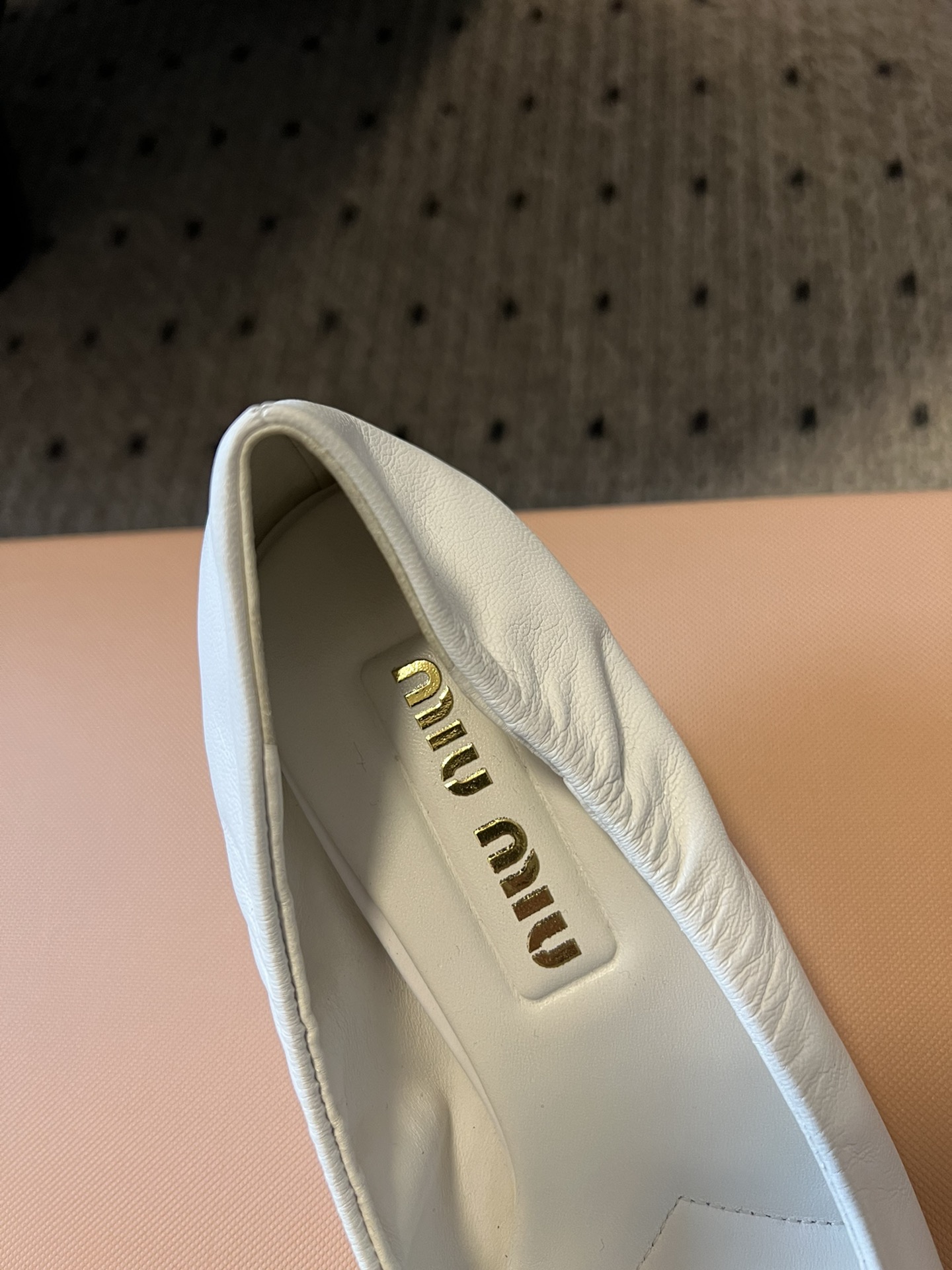 
miu mi*  缪缪 春夏新款 尖头高跟鞋

走秀网红爆款上脚非常完美 穿搭配 此鞋 优雅大方 时尚