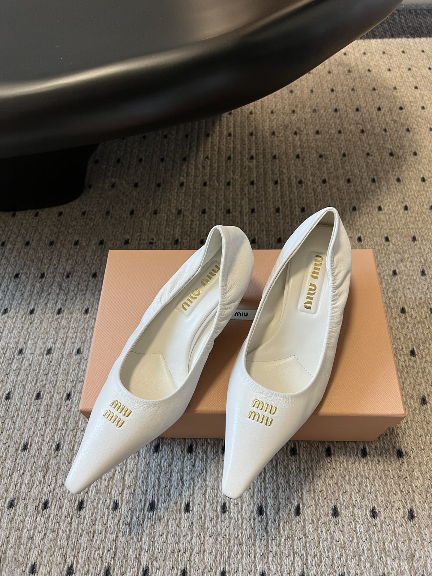 
miu mi*  缪缪 春夏新款 尖头高跟鞋

走秀网红爆款上脚非常完美 穿搭配 此鞋 优雅大方 时尚