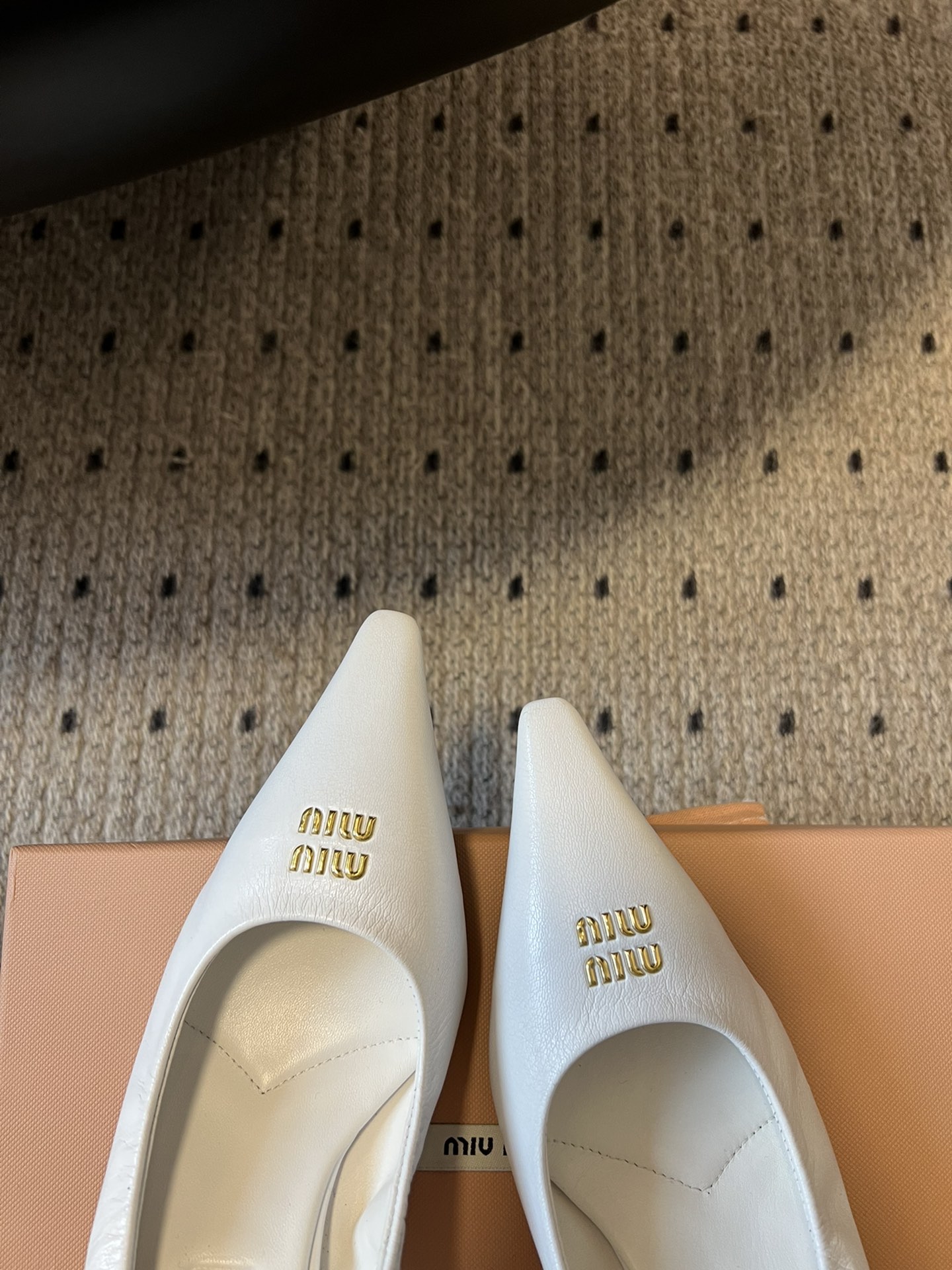 
miu mi*  缪缪 春夏新款 尖头高跟鞋

走秀网红爆款上脚非常完美 穿搭配 此鞋 优雅大方 时尚