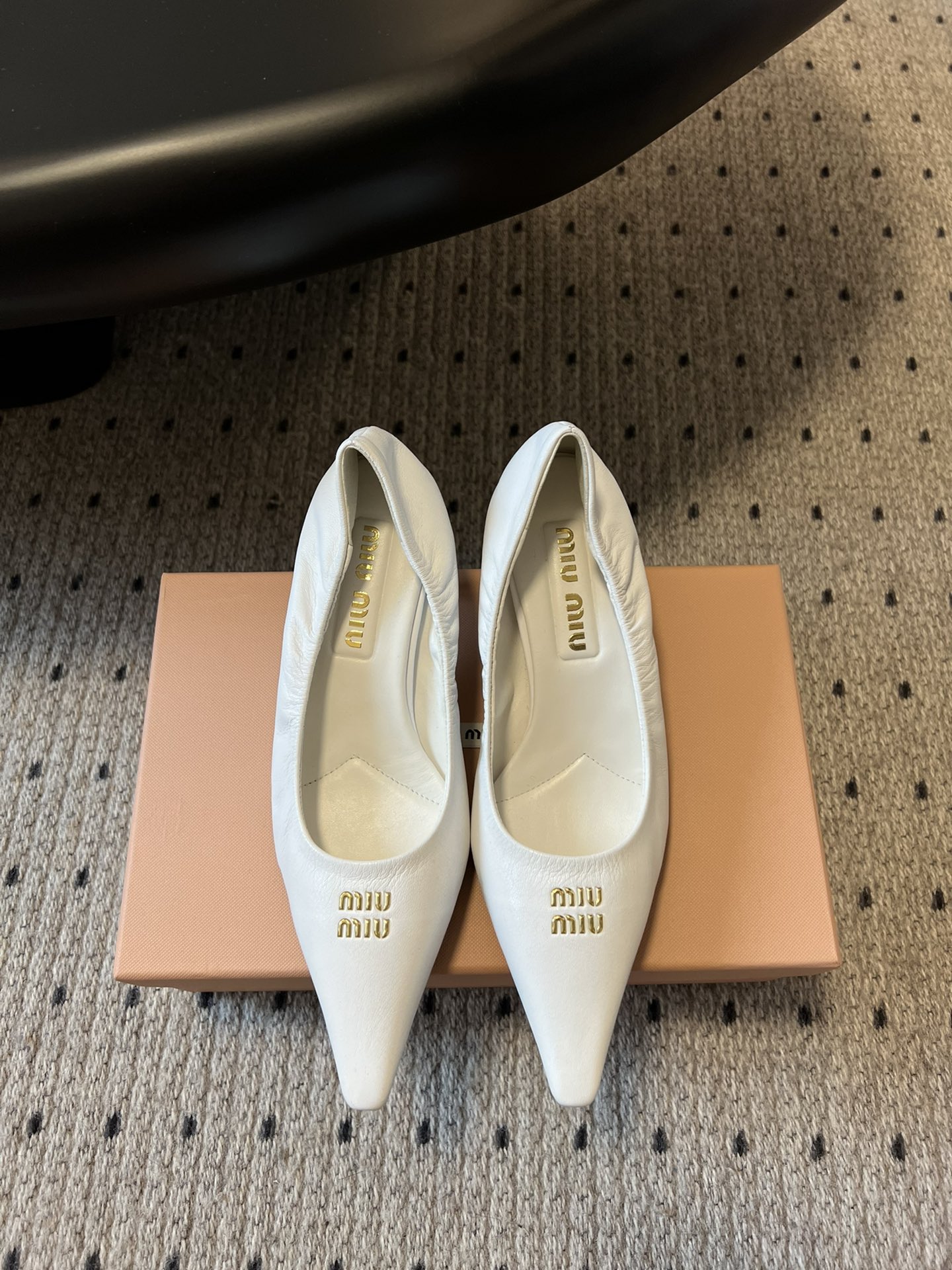 
miu mi*  缪缪 春夏新款 尖头高跟鞋

走秀网红爆款上脚非常完美 穿搭配 此鞋 优雅大方 时尚