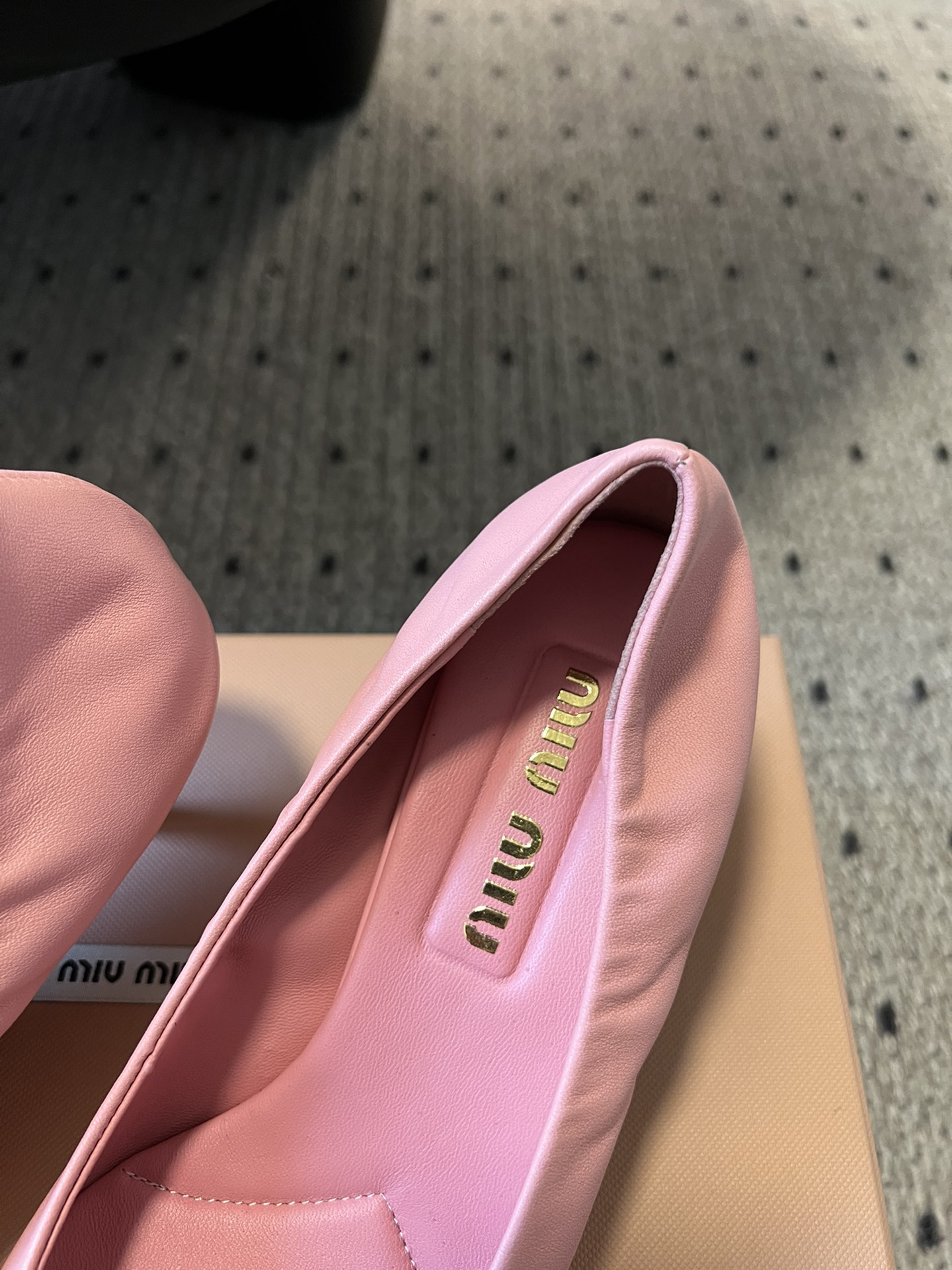 
miu mi*  缪缪 春夏新款 尖头高跟鞋

走秀网红爆款上脚非常完美 穿搭配 此鞋 优雅大方 时尚
