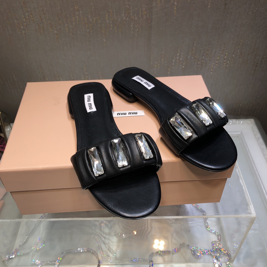 NO:241828,Out ~ miu mi*25 new summer product, diamond buckle slippers, sexy and fashionable on the feet!  It's really good looking!  A fairy sandalwood that can be salty or sweet!  Upper mixed breed sheepskin inner/foot pad sheepskin outsole imported from Italy genuine leather sole heel height 2cm Size35-39 [40.41 custom made], slippers, miumiu, slippers, sheepskin19860909出～miu mi*25夏季新品 钻扣一字拖鞋 上脚性感时尚！真的好看！可盐可甜的一款仙女凉拖 ！ 鞋面混种羊皮 内里/垫脚羊皮 大底意大利进口真皮底 跟高2cm Size35-39〔40.41定做〕,拖鞋,miumiu,slippers,sheepskin,Women's Shoes