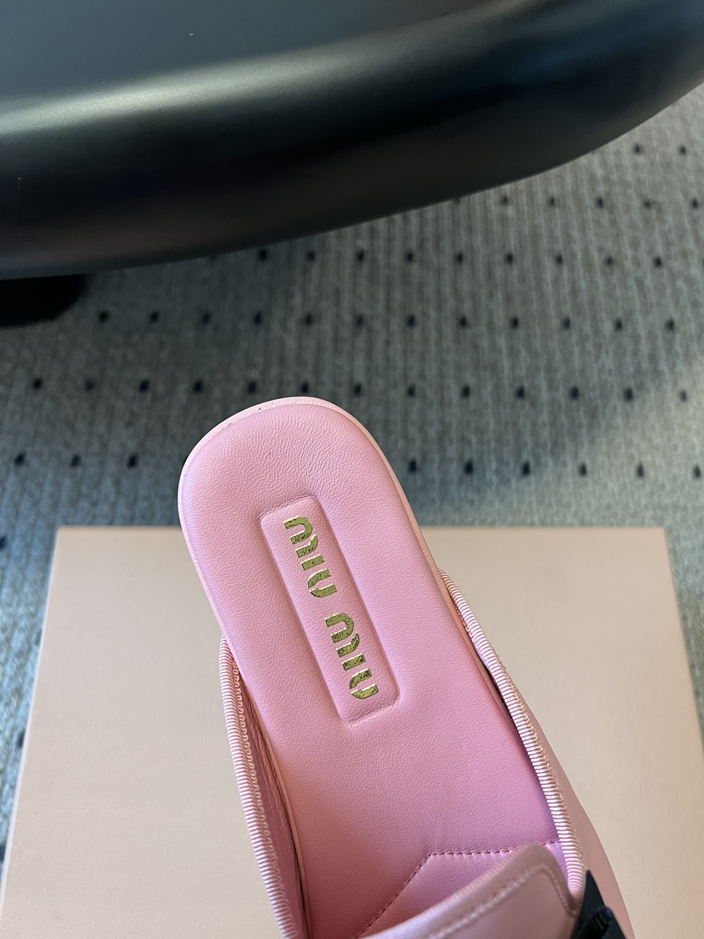 
Miu Mi* Holiday 系列 新款平底包头半拖/单鞋 乐福鞋
 
少女Miu真的不是吹嘘的！蝴