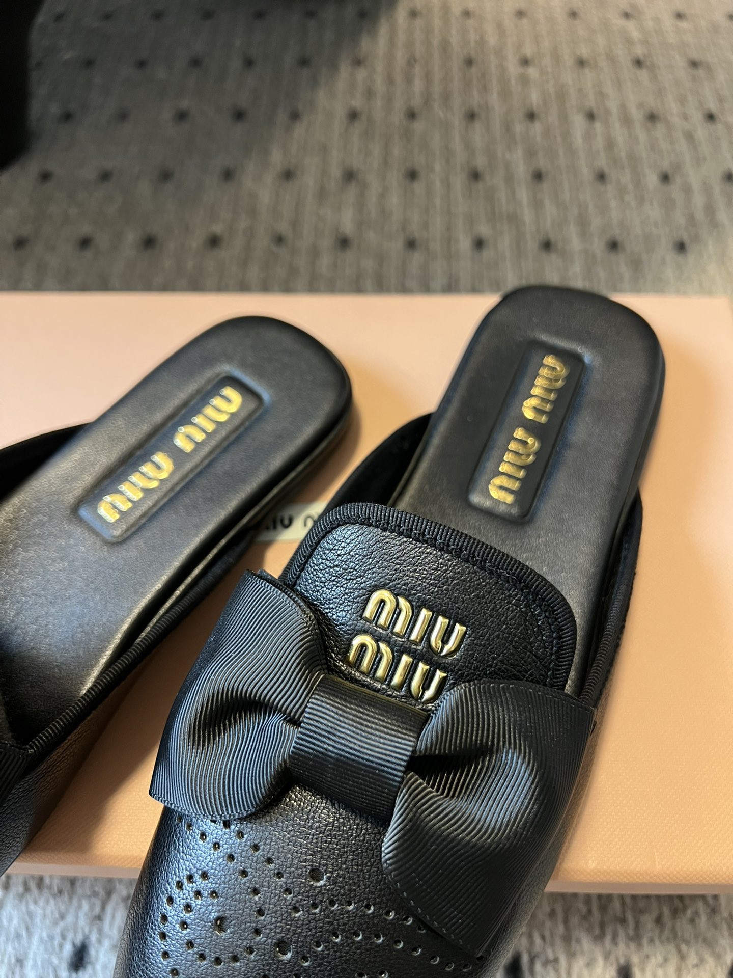 
Miu Mi* Holiday 系列 新款平底包头半拖/单鞋 乐福鞋
 
少女Miu真的不是吹嘘的！蝴