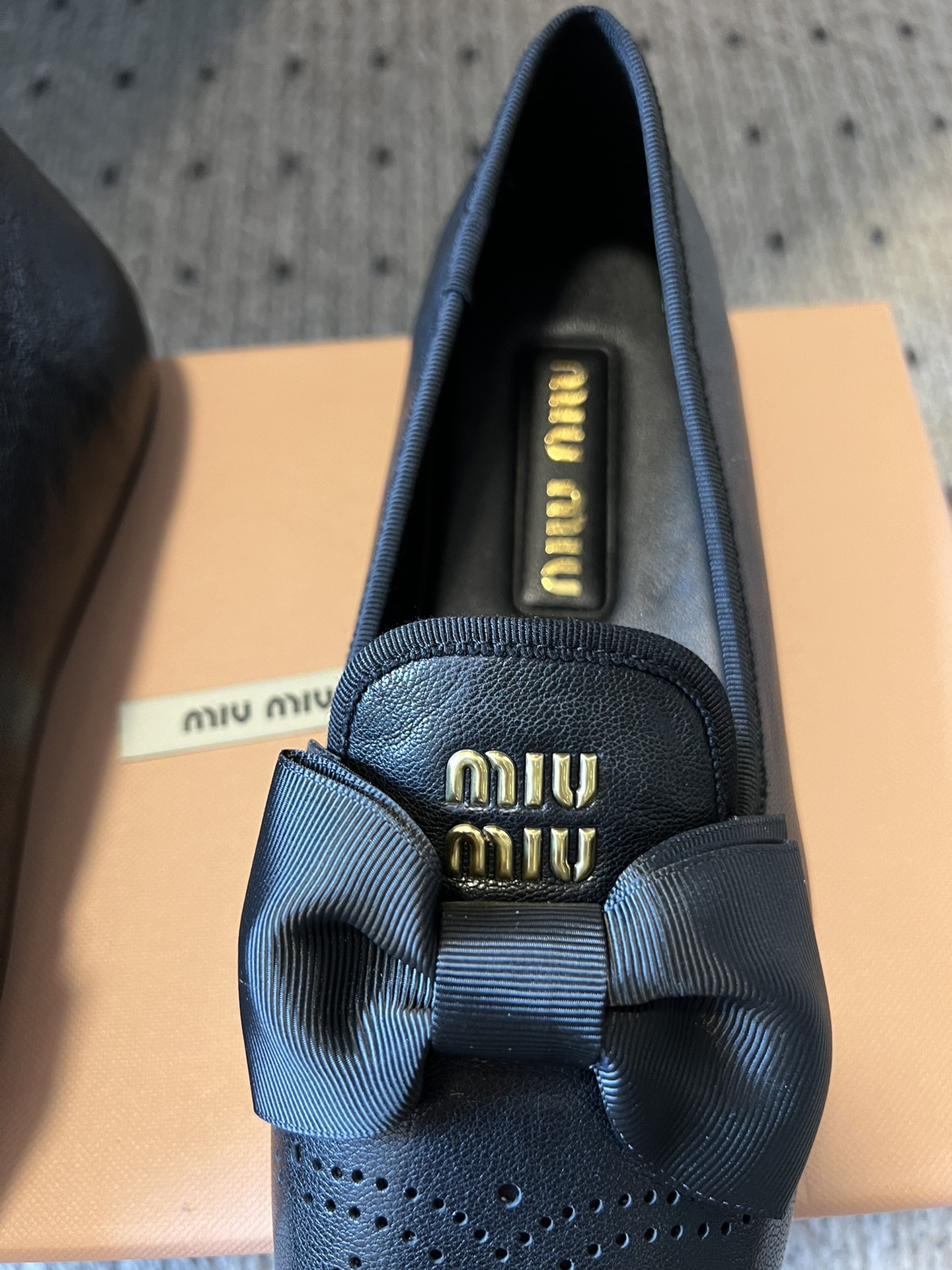 
Miu Mi* Holiday 系列 新款平底包头半拖/单鞋 乐福鞋
 
少女Miu真的不是吹嘘的！蝴