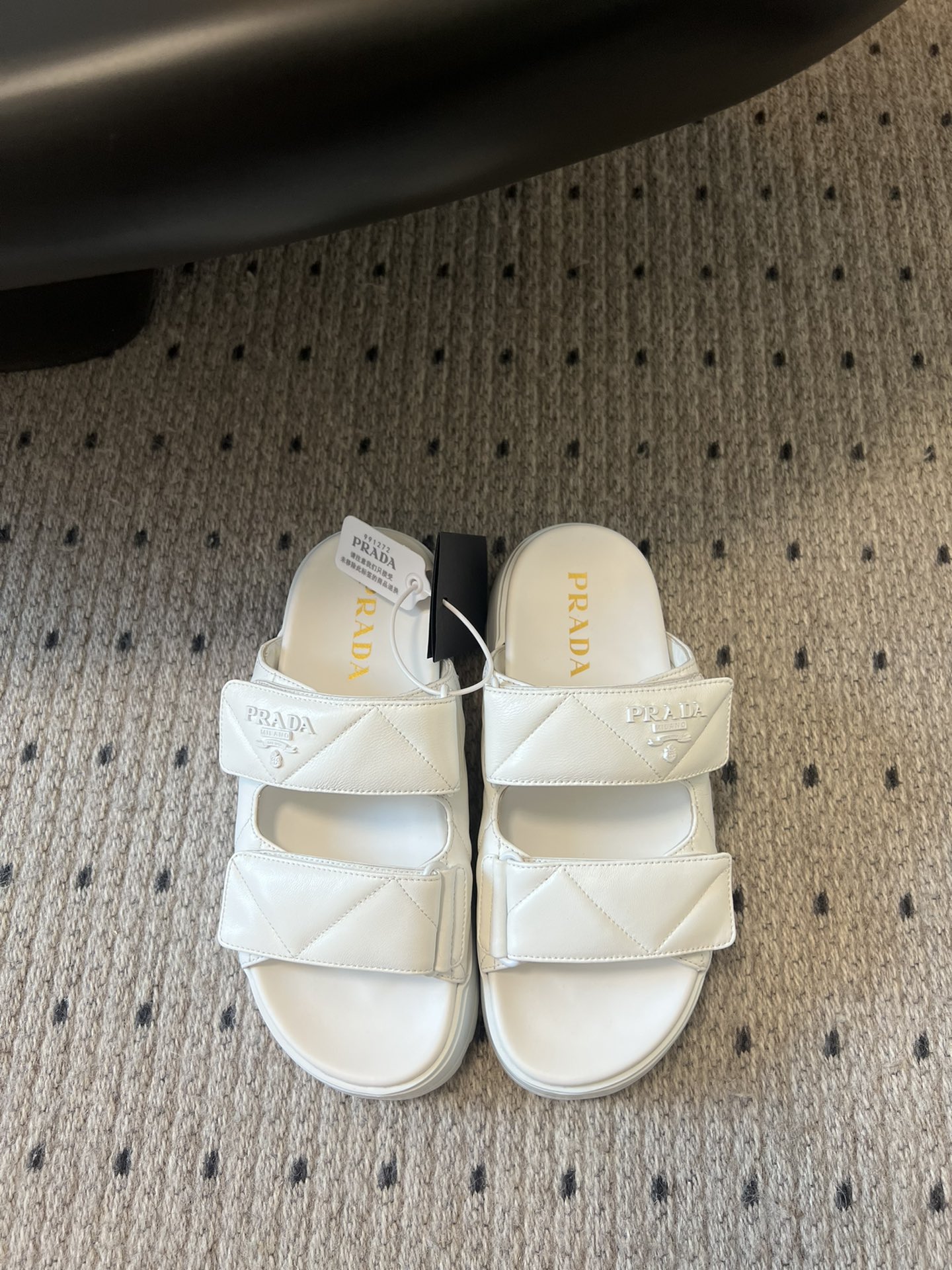 NO:232155,Slippers Sandals 265 PRAD* 25ss thick-soled Velcro two-band sandals/half-wheeled Thick-soled Velcro sandals Cool feel this pair of Velcro sandals must be C-position. Quilted leather has a high-quality texture. Neatly a stylish item for walking. It is also a silent declaration of personality and taste. It can easily explode the street when paired. Imported sheepskin on the upper, imported sheepskin on the inner, outsole zp foaming ultra-light non-slip sole Size35-39 (40.41 custom-made without return and exchange) Price, slippers sandals, prada, sandals, slippers, sheepskin19860909拖鞋 凉鞋265 PRAD* 25ss厚底魔术贴两带凉鞋/半拖 厚底魔术贴凉鞋 酷感当道 这双魔术贴凉鞋必须C位 绗缝皮革质感上乘 利落搭带设计 不仅是行走的时尚单品 更是个性与品味的无声宣言 随意搭配 都能轻松炸街 鞋面进口羊皮 内里进口羊皮 大底zp发泡超轻防滑大底 Size35-39（40.41定制不退换） Price,拖鞋凉鞋,prada,sandals,slippers,sheepskin,Women's Shoes