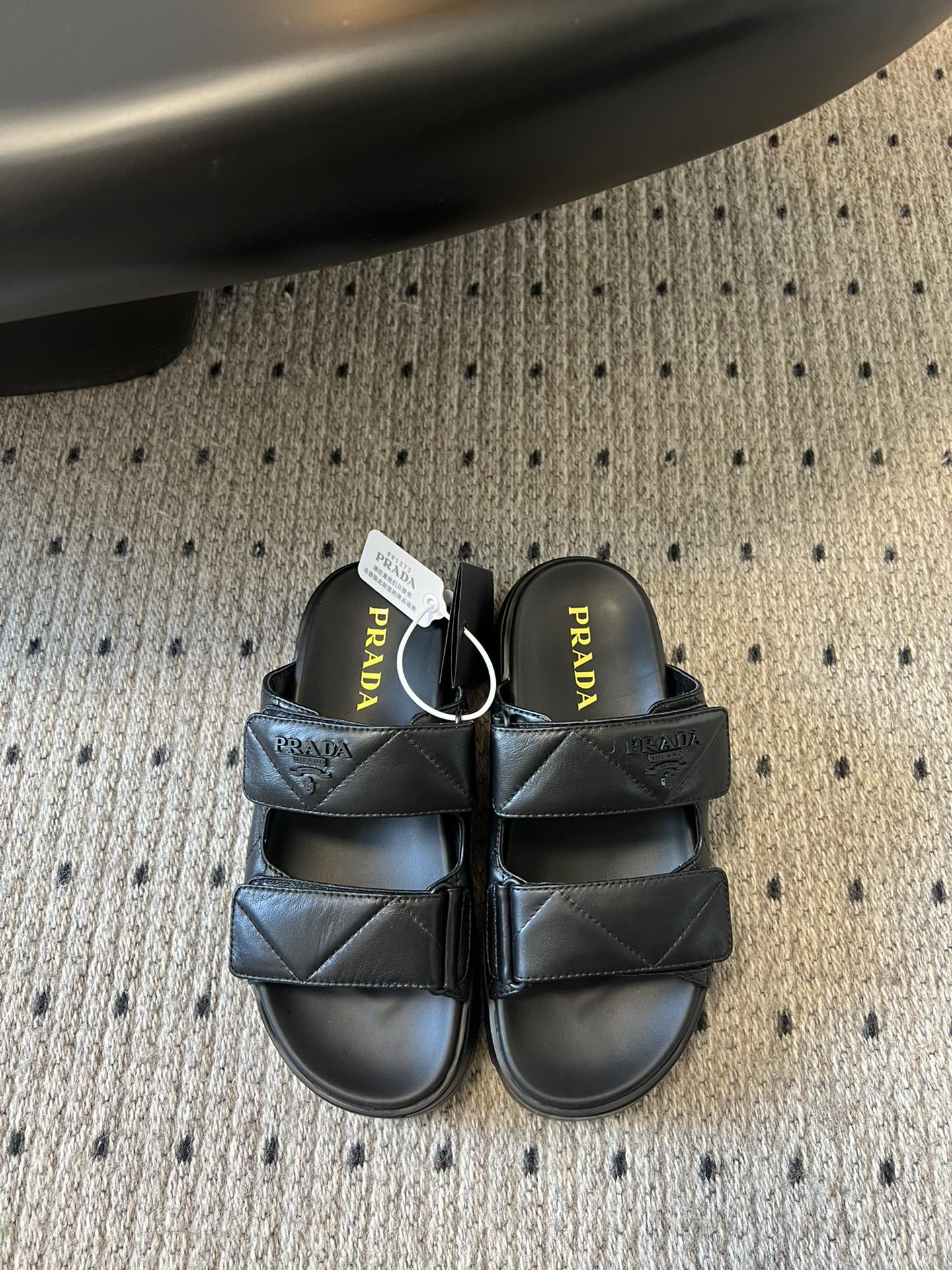 NO:235313,Top quality PRAD* 25ss thick-soled Velcro two-band sandals/half-wheeled thick-soled Velcro sandals, cool feeling, this pair of Velcro sandals must be C-position, quilted leather with excellent texture, neat strap design, not only a fashionable item for walking, but also a silent declaration of personality and taste. It can easily explode the street when paired with it. Imported sheepskin on the upper, imported sheepskin on the inner, outsole zp foaming ultra-light non-slip sole Size35-39 (40.41 custom-made, non-return and exchange), slippers, prada, sandals, slippers, sheepskin19860909顶级品质 PRAD* 25ss厚底魔术贴两带凉鞋/半拖 厚底魔术贴凉鞋 酷感当道 这双魔术贴凉鞋必须C位 绗缝皮革质感上乘 利落搭带设计 不仅是行走的时尚单品 更是个性与品味的无声宣言 随意搭配 都能轻松炸街 鞋面进口羊皮 内里进口羊皮 大底zp发泡超轻防滑大底 Size35-39（40.41定制不退换）,拖鞋,prada,sandals,slippers,sheepskin,Women's Shoes