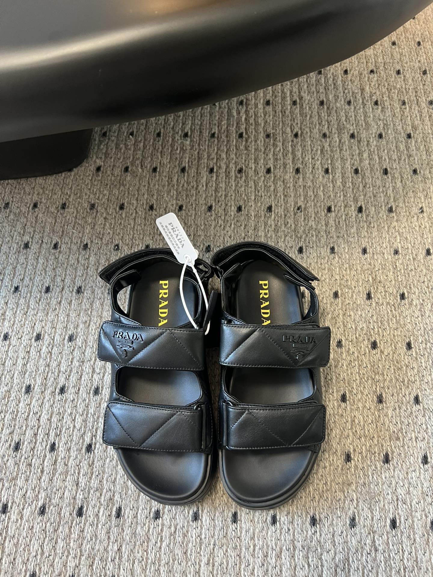 NO:232156,Slippers Sandals 265 PRAD* 25ss thick-soled Velcro two-band sandals/half-wheeled Thick-soled Velcro sandals Cool feel this pair of Velcro sandals must be C-position. Quilted leather has a high-quality texture. Neatly a stylish item for walking. It is also a silent declaration of personality and taste. It can easily explode the street when paired. Imported sheepskin on the upper, imported sheepskin on the inner, outsole zp foaming ultra-light non-slip sole Size35-39 (40.41 custom-made without return and exchange), slippers sandals, prada, sandals, slippers, sheepskin19860909拖鞋 凉鞋265 PRAD* 25ss厚底魔术贴两带凉鞋/半拖 厚底魔术贴凉鞋 酷感当道 这双魔术贴凉鞋必须C位 绗缝皮革质感上乘 利落搭带设计 不仅是行走的时尚单品 更是个性与品味的无声宣言 随意搭配 都能轻松炸街 鞋面进口羊皮 内里进口羊皮 大底zp发泡超轻防滑大底 Size35-39（40.41定制不退换）,拖鞋凉鞋,prada,sandals,slippers,sheepskin,Women's Shoes