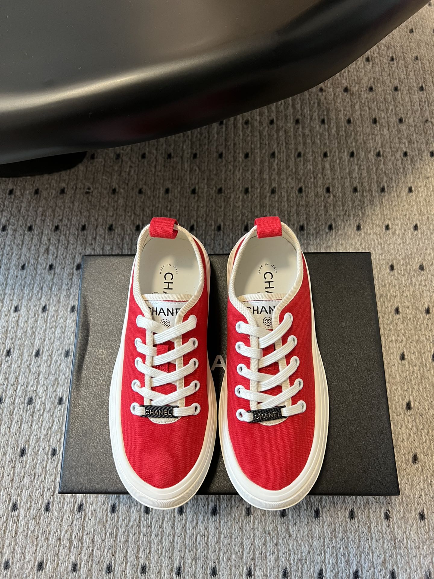 NO:235208,Top quality #Chanel hidden medieval canvas shoes full of Vintage, medieval replica style get~ Canvas shoes are suitable for spring and summer, black and white splicing is very Chanel. It is very retro college-like with socks. Special canvas upper, outsole rubber sole, size 35-39 (40 custom made without return), casual shoes/sports shoes, chanel, chanel, sneakers, socks19860909顶级品质 #香奈儿隐藏中古款帆布鞋 Vintage感满满,中古复刻款get啦～帆布鞋适配春夏,黑白拼接就很Chanel.配合袜子就很复古学院的感觉. 鞋面特定帆布 大底橡胶大底 尺码35-39（40定做不退换）,休闲鞋/运动鞋,chanel,chanel,sneakers,socks,Women's Shoes