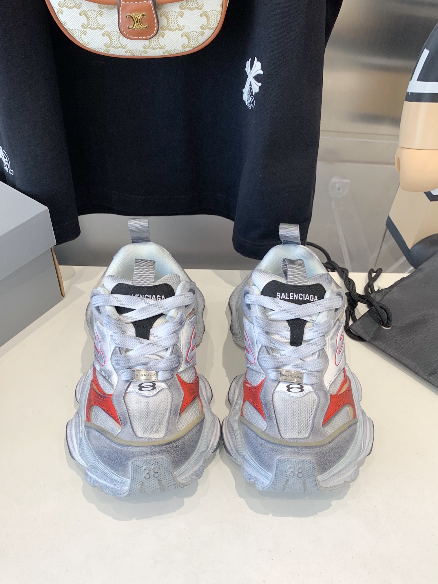 NO:164518,Paris 5XL Correct Edition Balenciaga CARGO catwalk model The old-fashioned process is done by hand. The degree of old-fashioned, scratched size and range of each shoe has certain differences, which is normal. The upper is high-density imported sponge filling, the tongue embroidered Balenciaga, and the details of the small carving card. This decorative brand is developed alone with a separate mold, with 3M reflective material on the side. The three-dimensional logo heel size logo on the heel, the accessories dust bag and the included shoelaces are upgraded and thickened shoe box. All are made of original archives, original CNC development 1:1 ratio weight. Original EVA environmentally friendly odor removal ring insole. Brand new development of 7-layer private molds. Combined anti-slip sole. Information. The large-size design in recent years is more popular. This cargo is even bigger than 3xl. It has a very good feeling of foot wrapping, and is also retro, fashionable and advanced. The sole is definitely very wear-resistant.  Size 35 -46, daddy shoes, balenciaga, balenciaga19860909巴黎5XL 正确版 Balenciaga巴黎世家CARGO 走秀款 做旧工艺采用手工制作完成,每款鞋的做旧程度、擦破大小及范围具有一定的差异性,属于正常.鞋面是切割的密度高进口海绵填充,鞋舌刺绣Balenciaga字样,还有小刻牌细节,单单这个饰牌都是单独模具开发,侧面还有3M反光材质 后跟的立体logo跟尺码标志,配件防尘袋及附送鞋带升级加厚鞋盒 ,全部采用原档案原楦数控开发1:1比例克重 原装EVA环保去臭环型 鞋垫 全新开发7层私模 组合防滑大底 资讯近几年比较流行的大版型设计,这款cargo比3xl还要肥大,脚感包裹感非常好,也很复古时尚超前,鞋底绝对是很耐磨 码数35 -46,老爹鞋,balenciaga,balenciaga,Women's Shoes