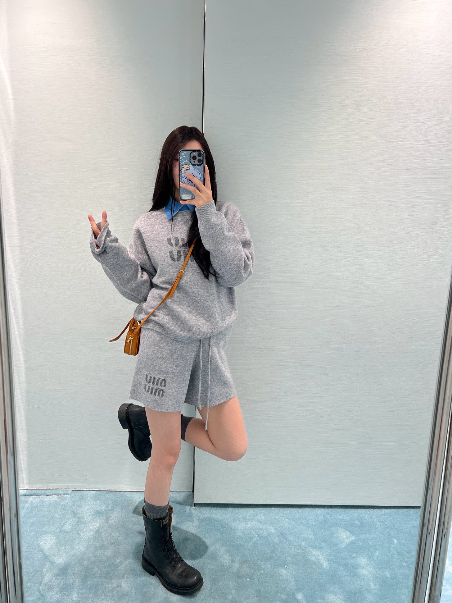 NO:308238,Batch (top) Batch (shorts) Miu 24 new cashmere suit Round neck pullover sweater shorts Customized YB cashmere wool yarn wool yarn wool texture High-quality comfortable and soft Round neck long-sleeved sweater cuts Tightly knitted cold and windproof The wide threaded edge of the neck cuffs echoes the hem of the hem of the clothes letters embellish the letter logo on the chest to highlight the high-end positioning and fashionable tone Loose style Elegant autumn and winter colors to create a literary atmosphere Make the style more durable and versatile Customized surface accessories Definite version High-end Apricot grey colors, Miumiu, shorts, sweaters, alexander wang19860909批（上衣） 批（短裤） Miu 24新款羊绒套装 圆领套头毛衣短裤 定制YB羊绒羊毛纱线织造 质感高级 舒适柔软 圆领长袖毛衣剪裁 密实针织御寒防风 领口袖口宽螺纹包边与衣摆相呼应 胸前字母徽标点缀 彰显高级定位和时尚调性 宽松版型 优雅秋冬色系打造文艺氛围感 让风格更耐看百搭 定制面辅料 认准版本 高版本 杏灰两色,,miumiu,shorts,sweaters,alexander wang,Women's clothing