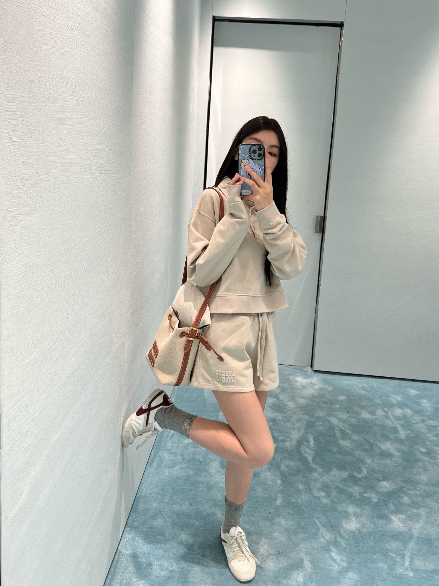 NO:308221,Batch (shorts) Batch (sweatshirt) Miumi* 24fw autumn and winter new style, letter patch embroidered lapel sweatshirt   shorts set丨Original development!  High-end production!  Customized YB imported twill cotton material, delicate and breathable and comfortable, the chest is decorated with brand letter labels to show the brand tone. Lapel half-paced and fall shoulder sweatshirt tailored. It can be matched with drawstring trousers or A-line skirts in the same series. The set is more harmonious and charming. Spot SML,,miumiu,hoodie,sweatshirts,skirts,skirts,shorts,alexander wang19860909批（短裤）批（卫衣） Miumi* 24fw秋冬新款 字母贴布绣翻领卫衣 短裤套装丨原版开发！高版出品！定制YB进口斜纹全棉材质 细腻透气舒适 胸前饰以品牌字母贴标装饰 彰显品牌调性 翻领半开襟落肩卫衣剪裁 可搭配同系列抽绳长裤或A字短裙 成套穿搭更为协调魅力 现货 SML,,miumiu,hoodie,sweatshirts,skirts,shorts,alexander wang,Women's clothing