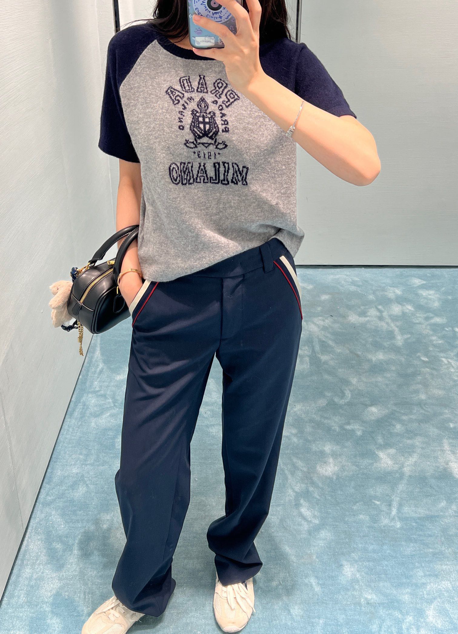 NO:308235,Miu24 new contrasting webbing waist letter decoration wide-leg trousers!  New products have been released in hot trousers, using mohair, cotton wool ingredients, and a huge and beautiful trouser shape. The rear pocket has logo logo recognition and matching it with various T-shirts and shirts!  A formal and daily tuning!  The classic hidden blue is never out of date!  Exclusive in stock!  SML, miumiu,shirts,alexander wang19860909Miu24新款撞色织带腰字母装饰 阔腿长裤！爆款长裤又出新品,采用马海毛 棉羊毛成分 巨好看的裤型,后口袋有logo标识别搭配各类体恤衬衫都OK！正式中带一点日常的调调！经典藏蓝色永不过时！独家现货供应！SML,,miumiu,shirts,alexander wang,Women's clothing