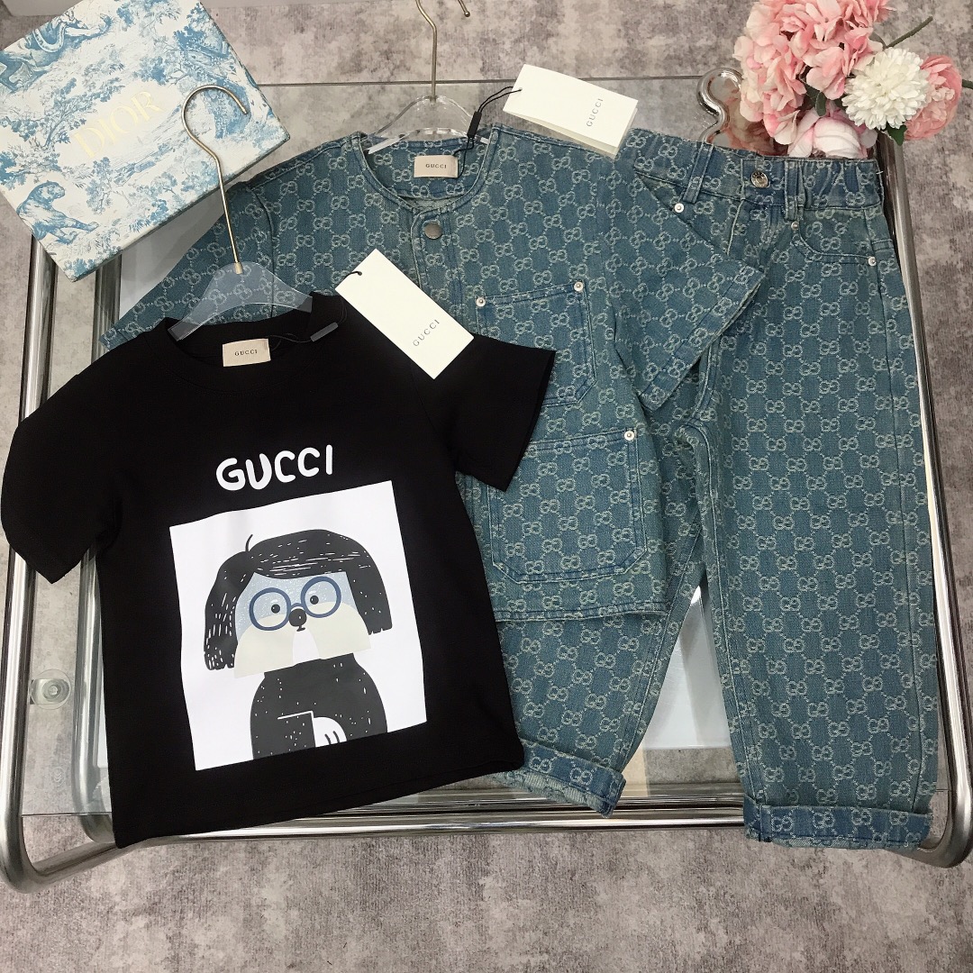 NO:210686,[Spot delivery] Double G denim set Short-sleeved GUCC* Three-piece set Limited series Dog printed logo Short-sleeved jacquard denim jacket Denim trousers Exquisite style Retro silver button accessories New and novel Fashion essentials ~ fabric is soft and comfortable, skin-friendly and not tied, excellent upper body effect size-110-120-130-140-150 [CM] Counter packaging 70, clothes, gucci, jackets & coats, T-shirt,19860909【现货发】 双G牛仔套装 短袖  GUCC* 三件套 限定系列 狗狗系印花logo短袖提花牛仔外套牛仔长裤 精致款 复古银纽扣配饰 新式新颖 时尚必备款～面料柔顺舒适 亲肤不扎 上身效果极好  size尺码-110-120-130-140-150【CM】 专柜包装70,衣服,gucci,jackets & coats,T-shirt,,Children's